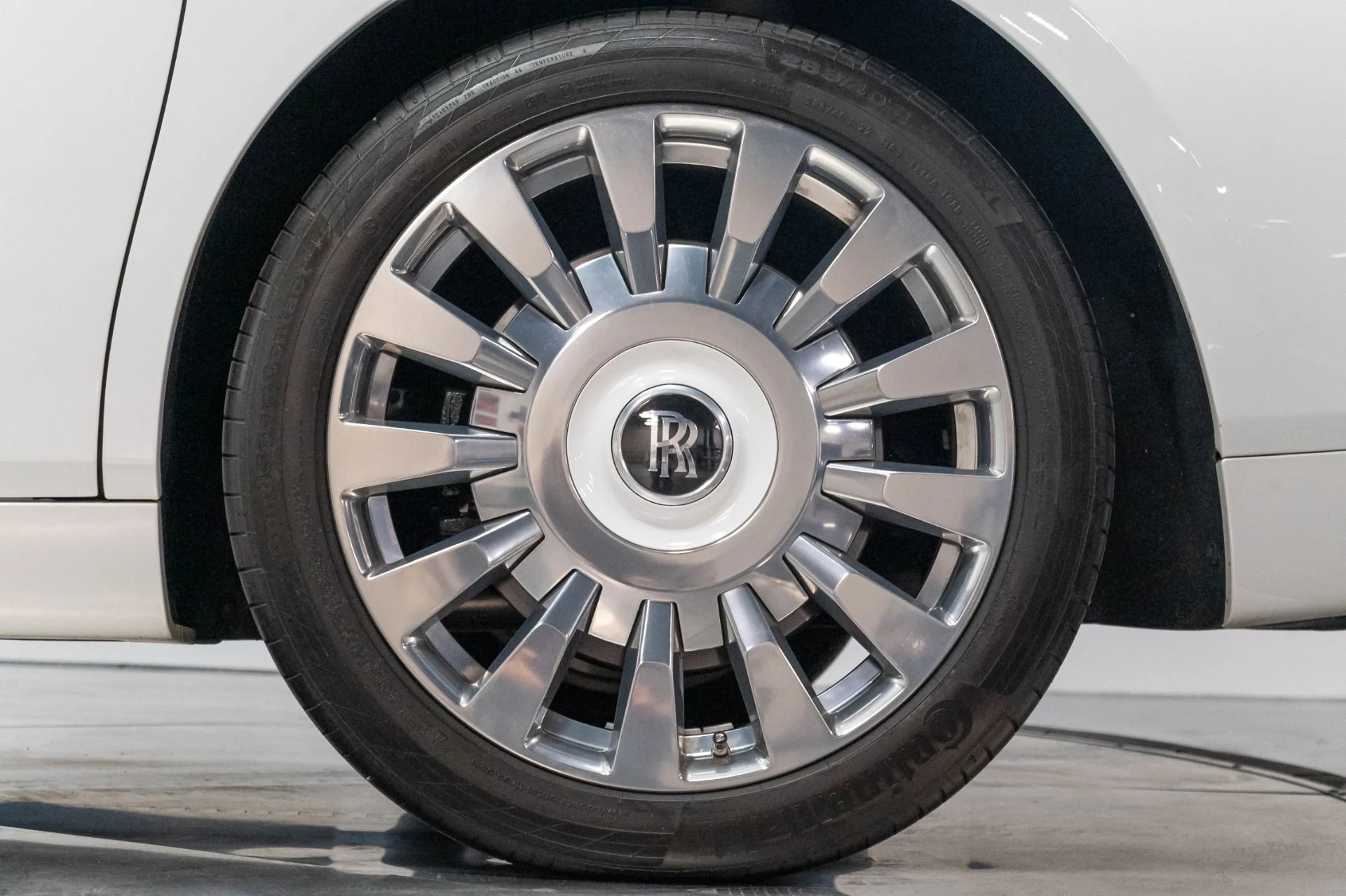 mph020_3242954401_Used_2019_Rolls_Royce_Phantom_1787168421_98639fbc99