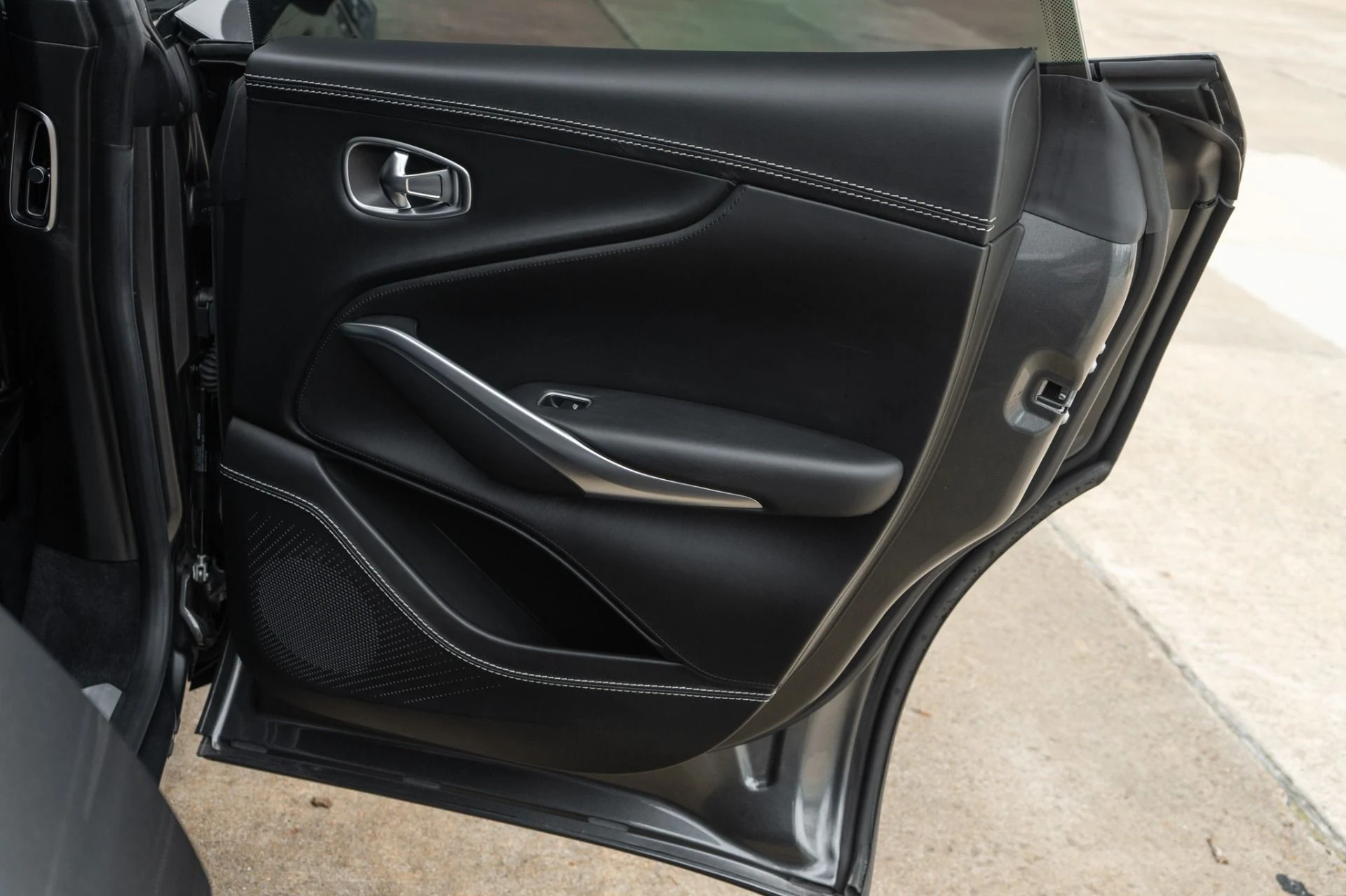 mph020_3278065995_Used_2021_Aston_Martin_DBX_1777485060_3d016d2458