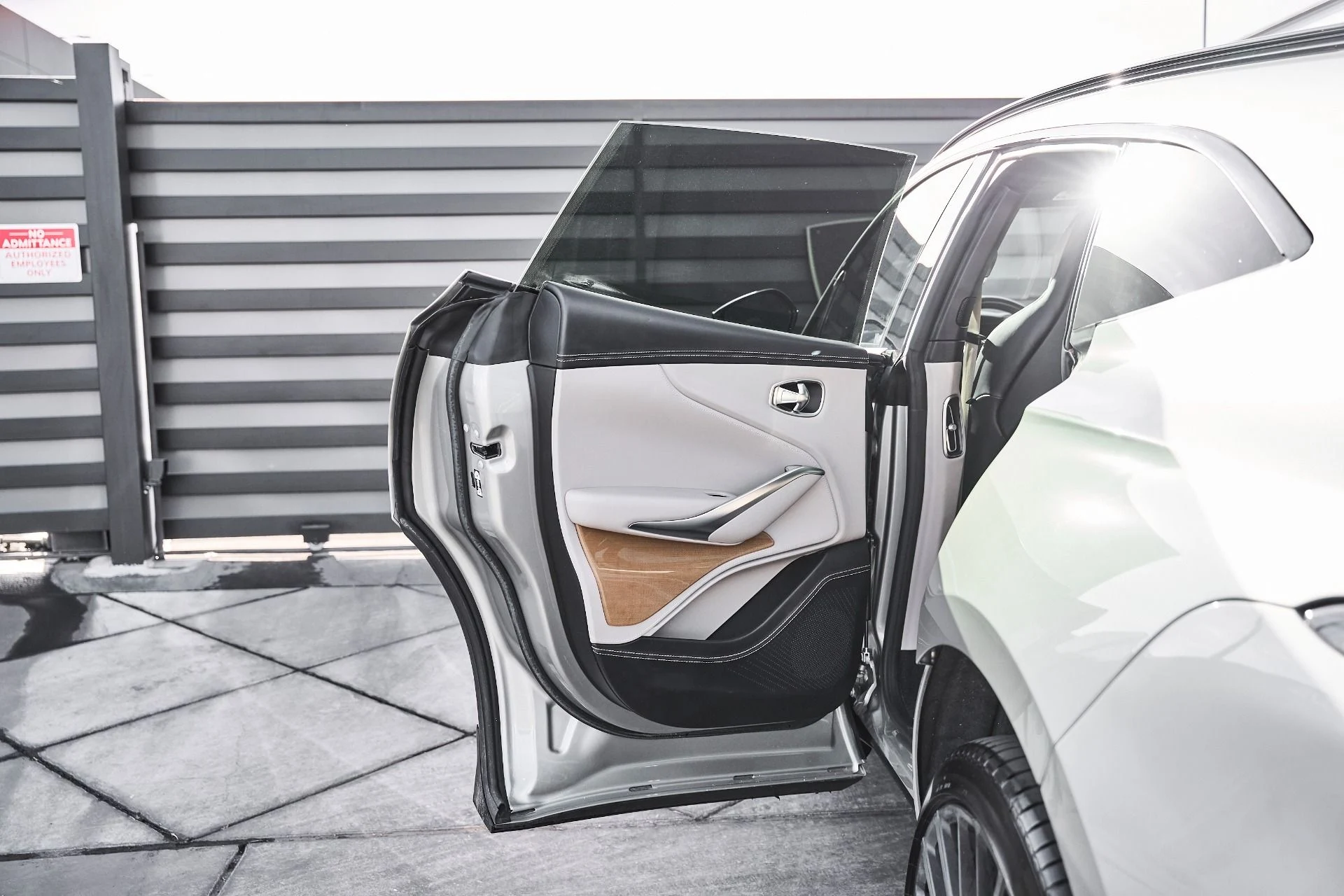 mph020_3287677571_Used_2023_Aston_Martin_DBX_707_1774652363_4dcbace707