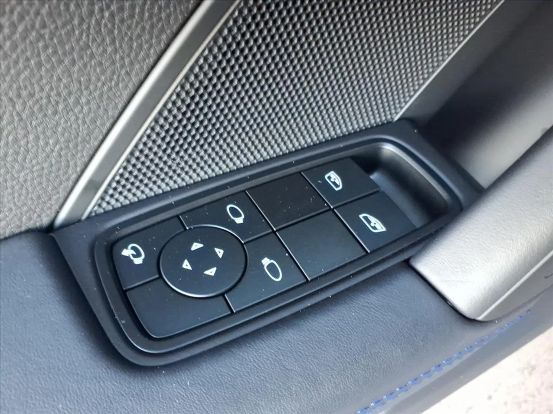 mph020_3290027830_ddd4f4a7d86e75452db963a39091cc06_37a7b91074