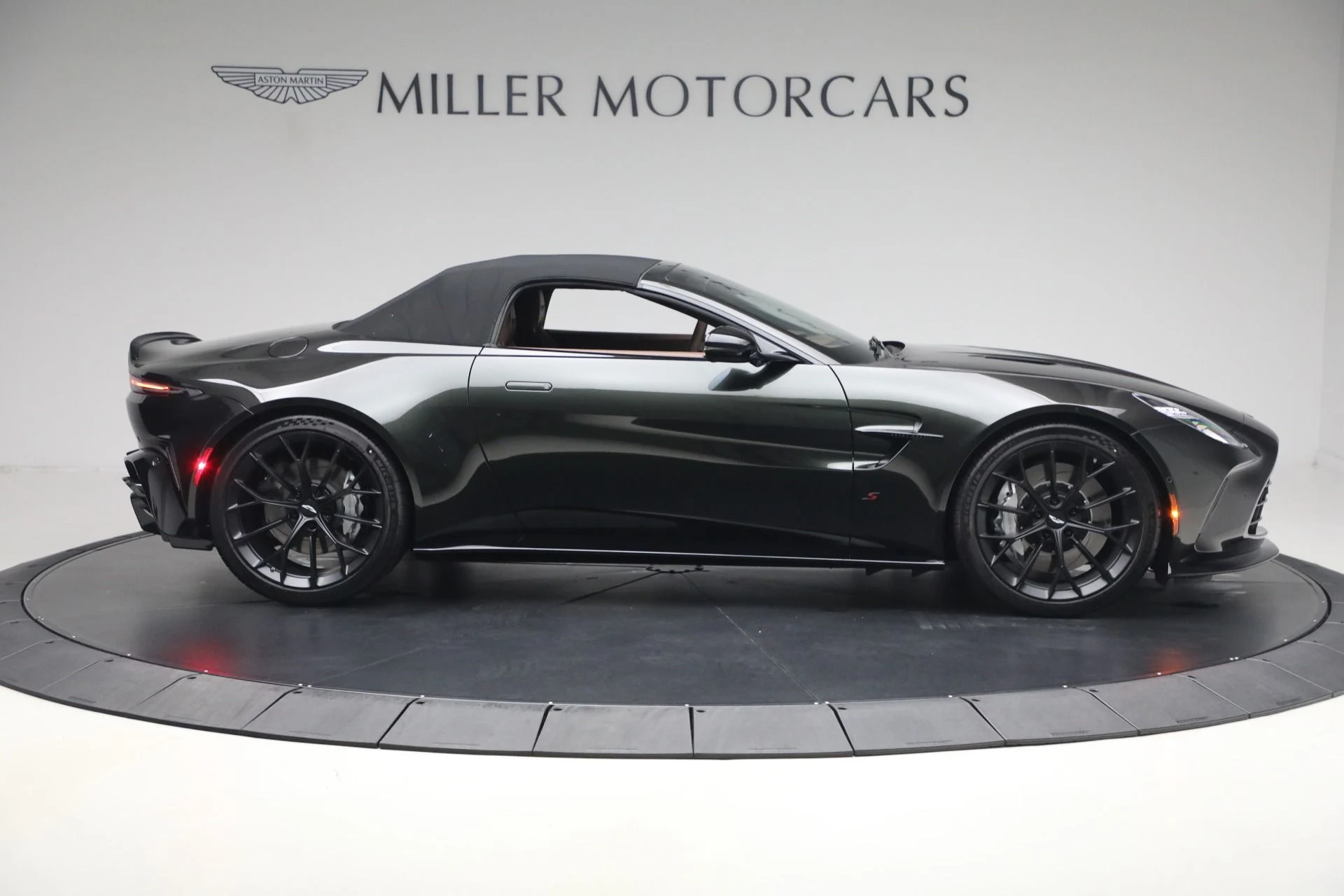 mph020_3295788615_New_2026_Aston_Martin_Vantage_S_Roadster_1787329518_fa0d3e302e
