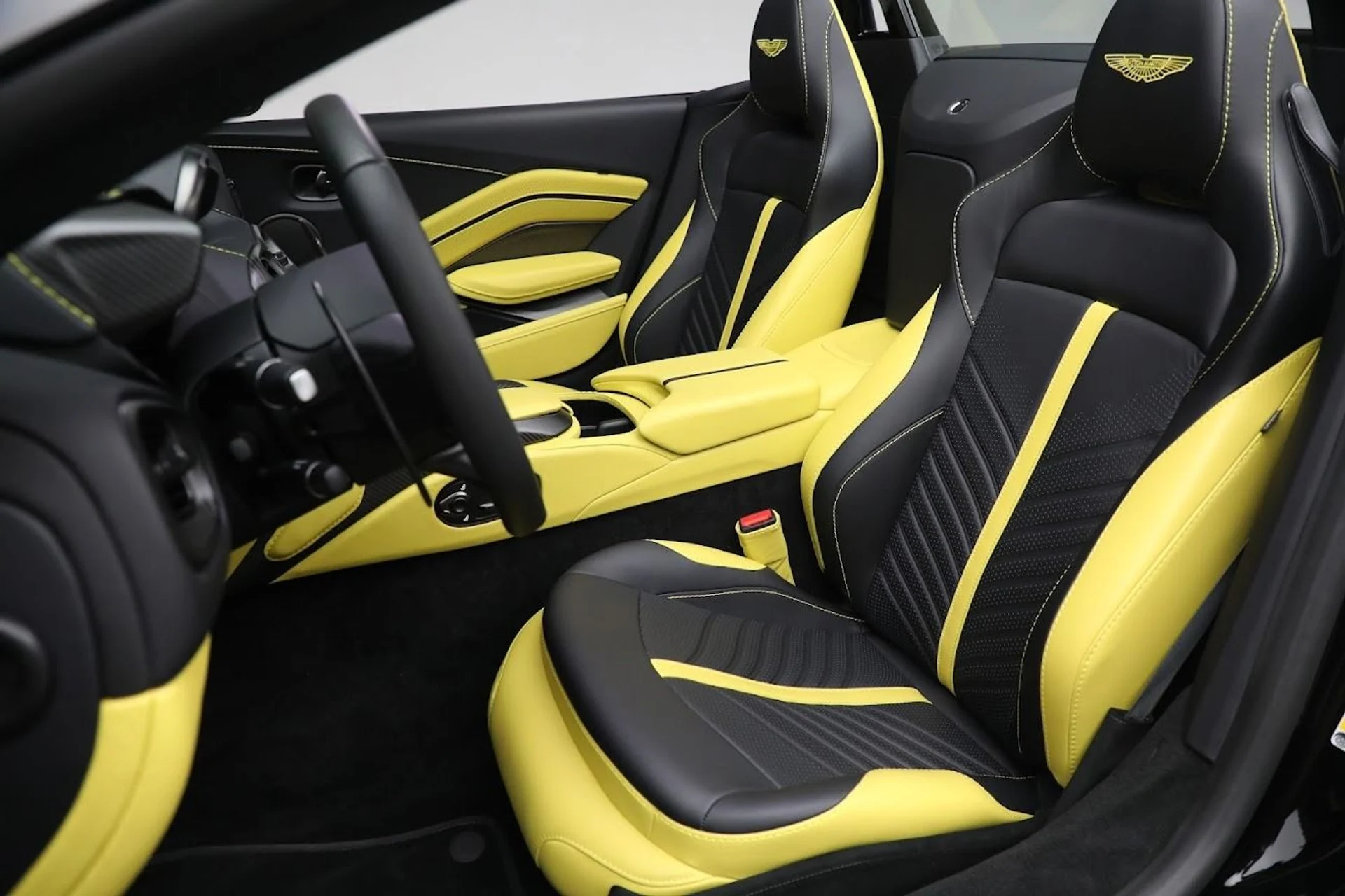 mph020_3309095681_Used_2023_Aston_Martin_Vantage_V12_1687444724_275a55d073