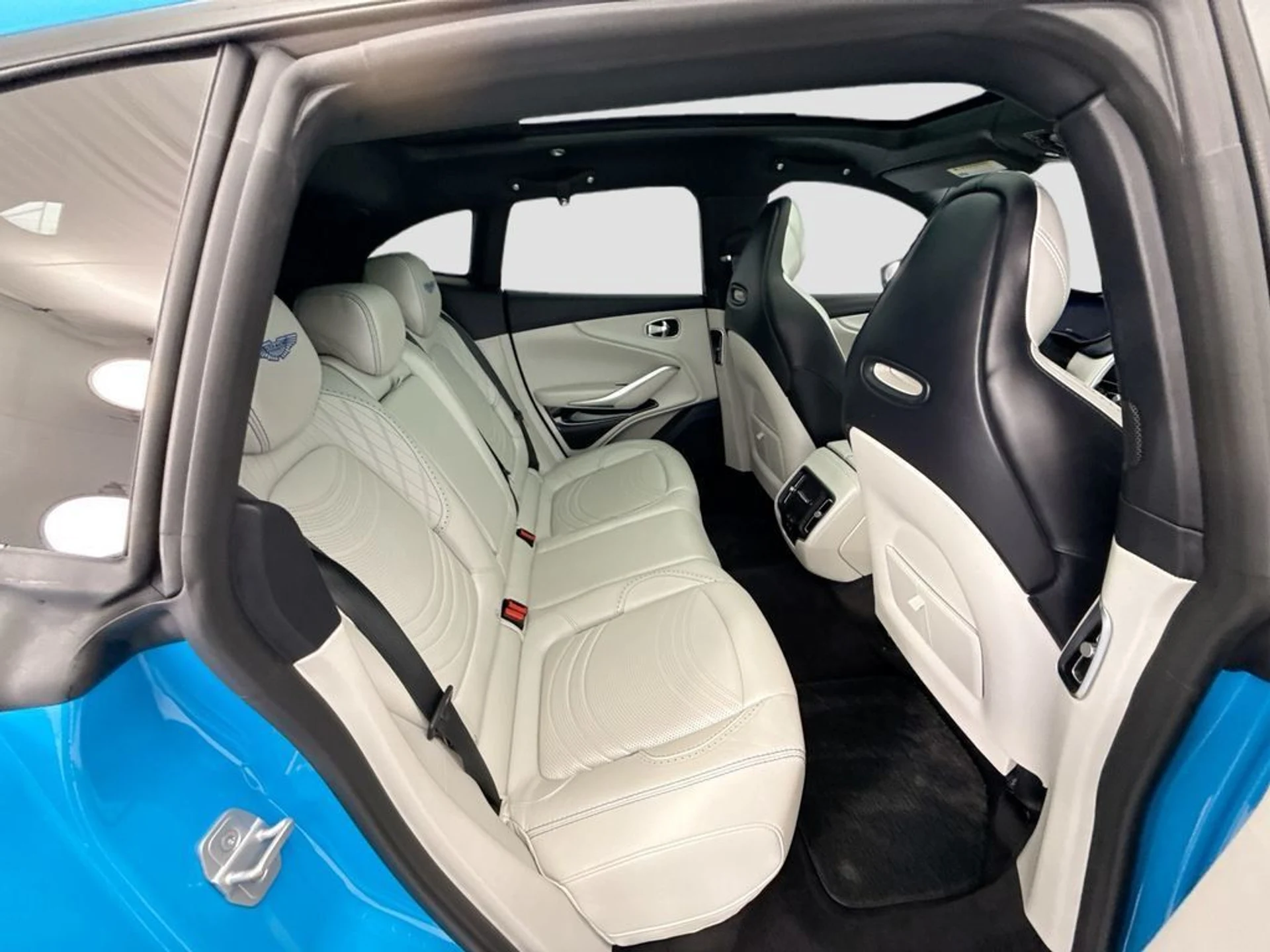 mph020_3312891321_used_2022_aston_martin_dbx_awd_8119_23003942_21_1024_bd336f6b77