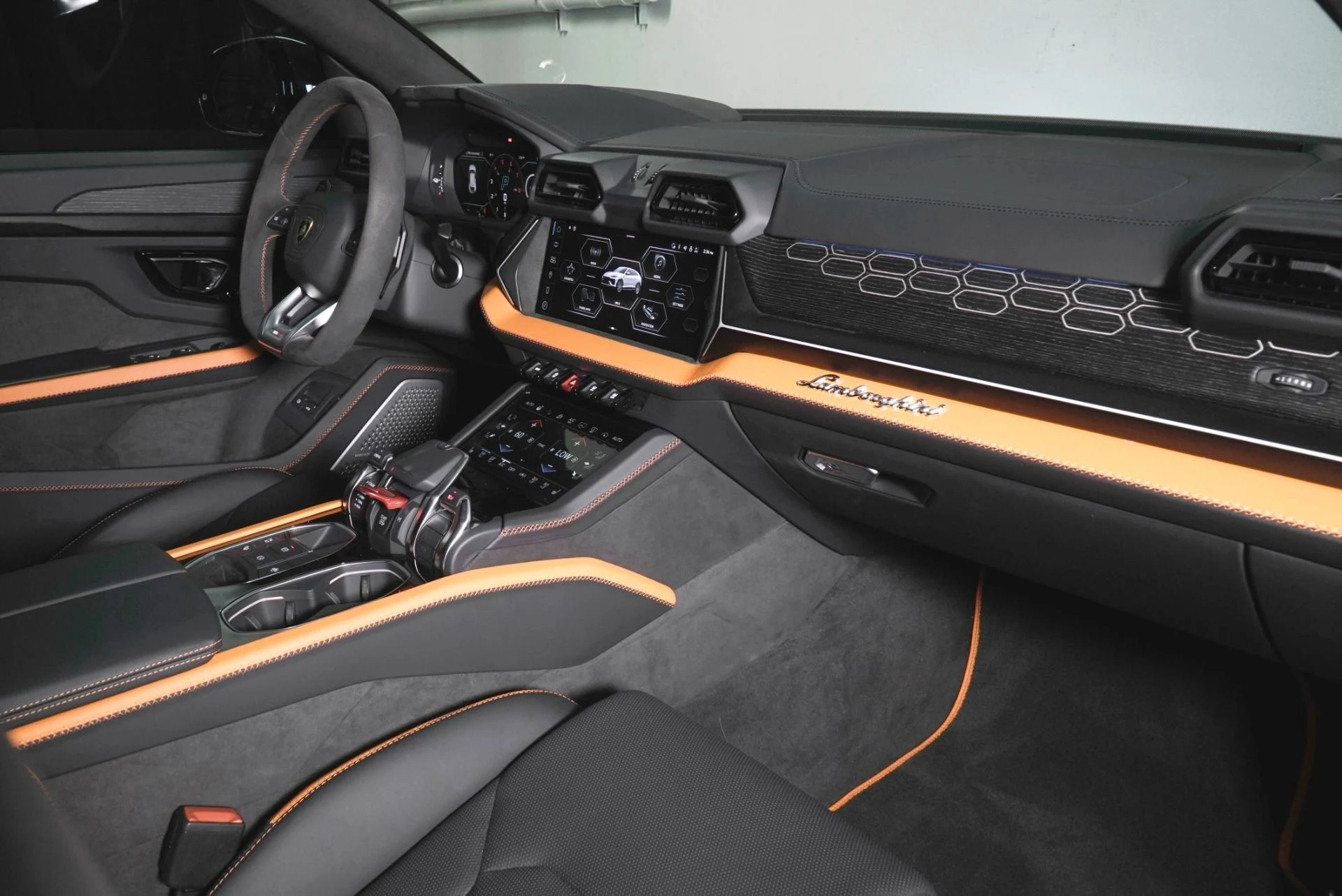 mph020_3327930397_Used_2025_Lamborghini_Urus_SE_1781248569_e1ea0fea9b
