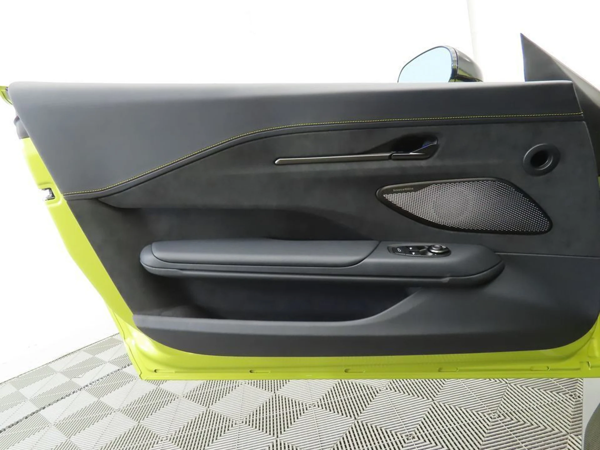 mph020_33740993_used_2025_aston_martin_vantage_coupe_8119_22966347_21_1024_194e76e2ed