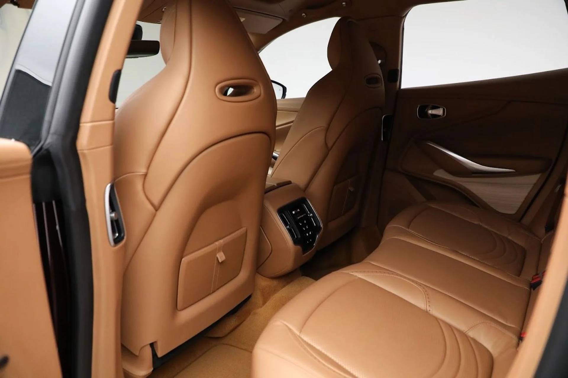 mph020_3425410491_Used_2022_Aston_Martin_DBX_d627734357