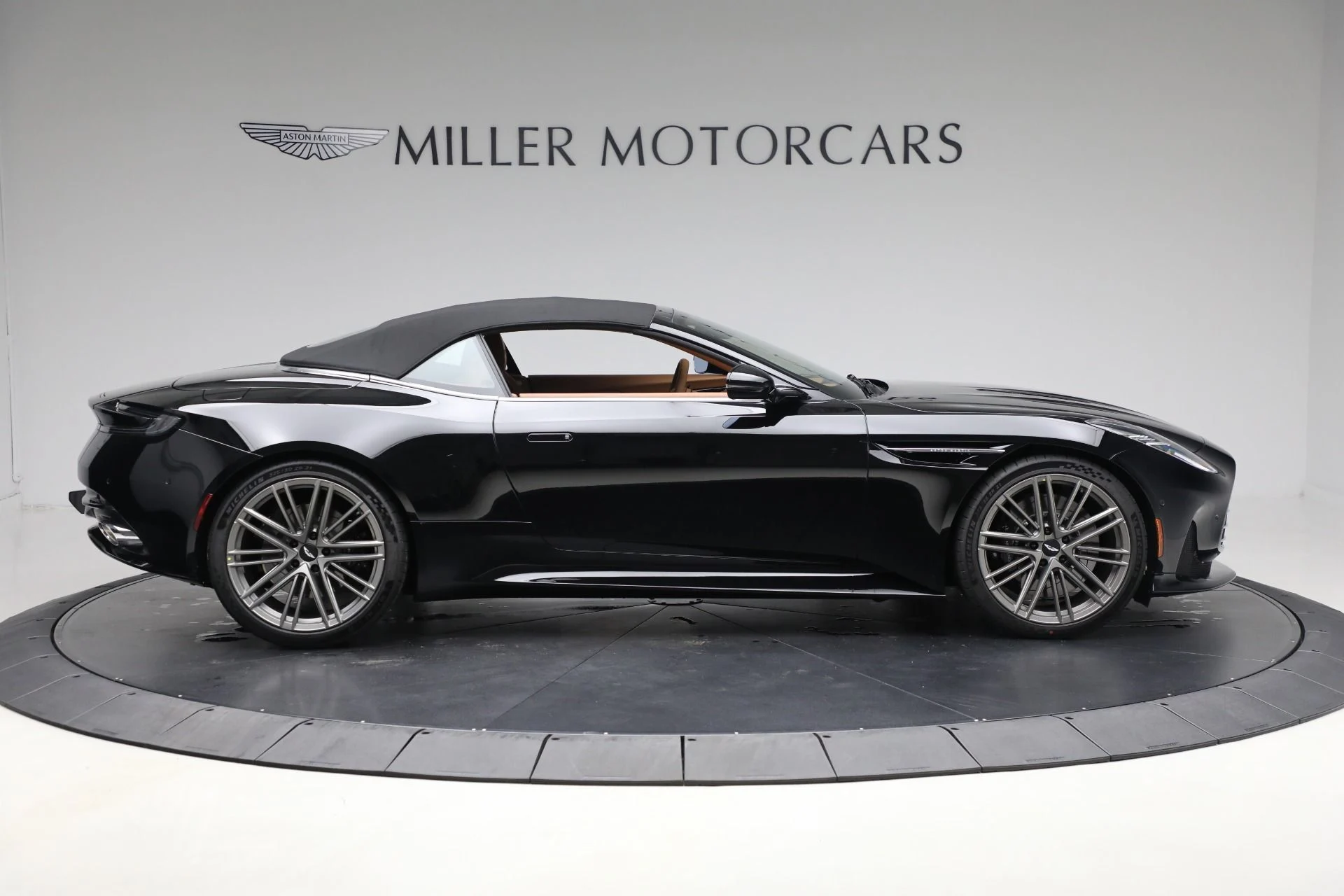 mph020_3433390474_New_2025_Aston_Martin_DB_12_Volante_a614f33813