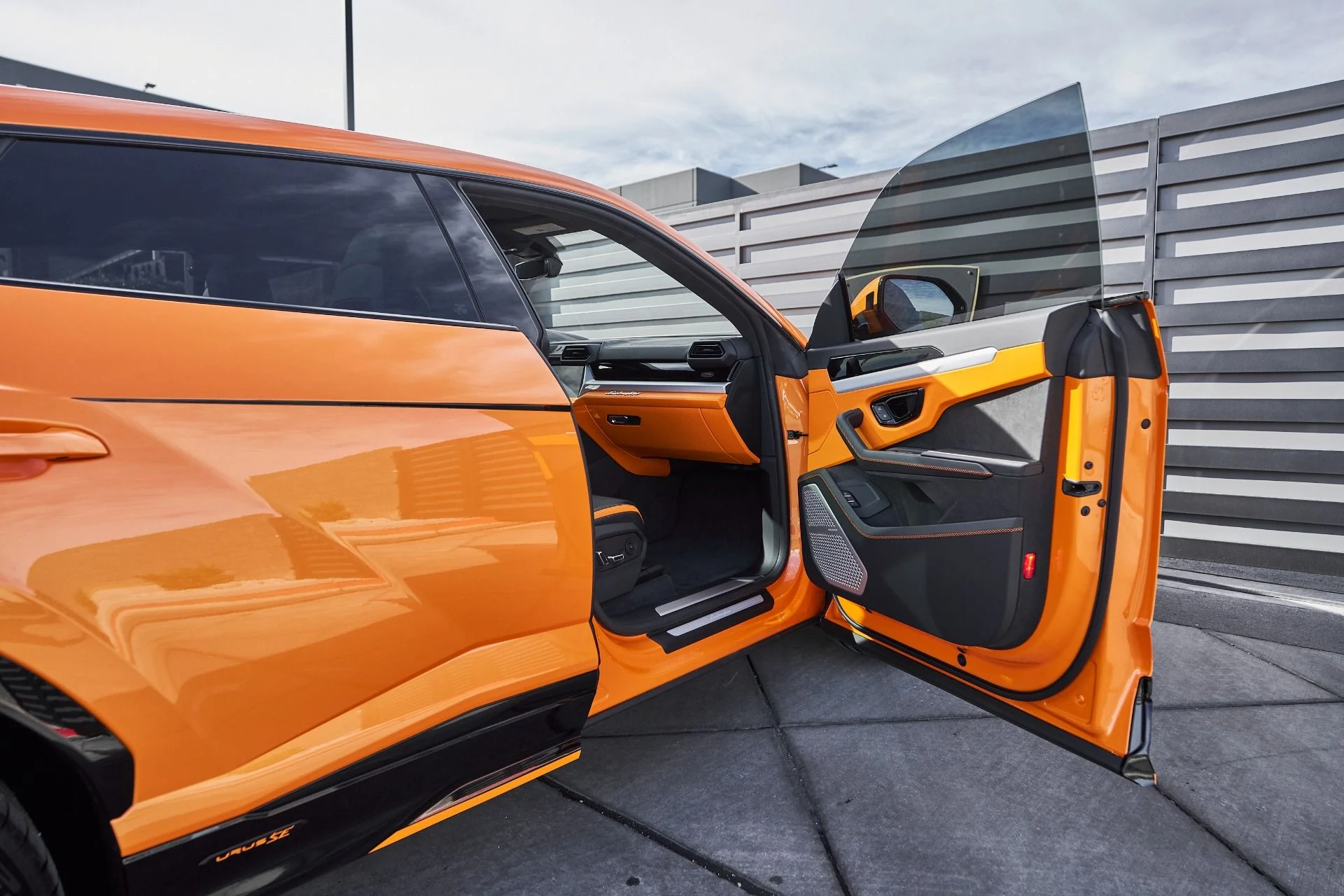 mph020_3433488842_Used_2025_Lamborghini_Urus_SE_1763676997_e4bbecbd35