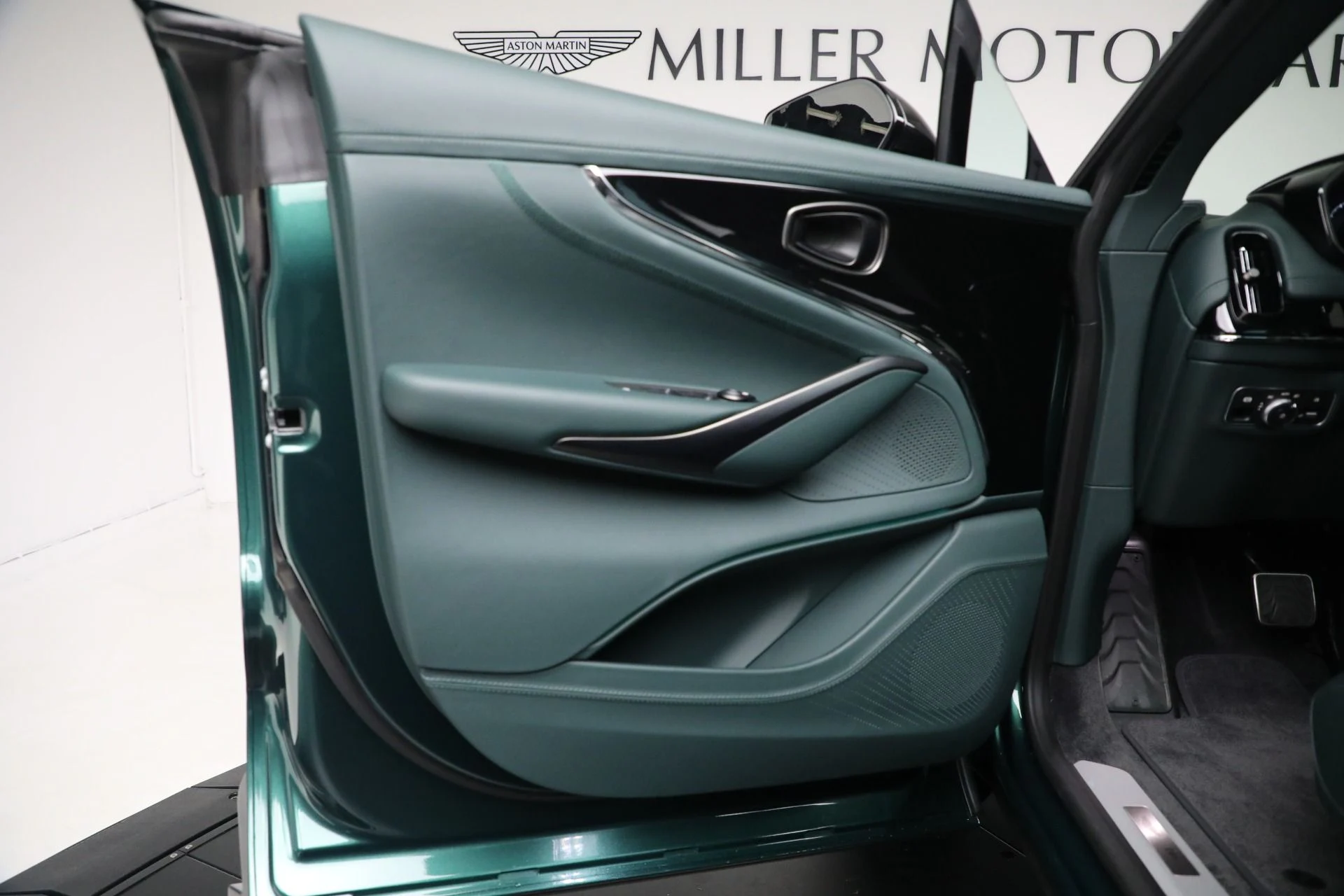 mph020_3438844654_New_2025_Aston_Martin_DBX_707_0bab7fcb10