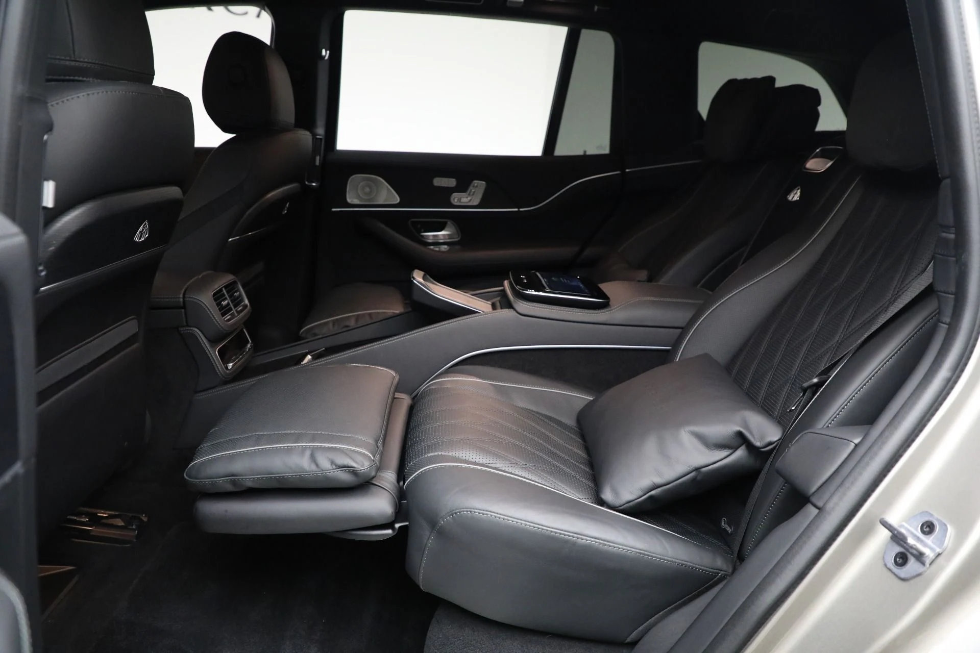 mph020_348110430_Used_2024_Mercedes_Benz_Maybach_GLS_600_4_MATIC_1763566365_3a9b94ba5f