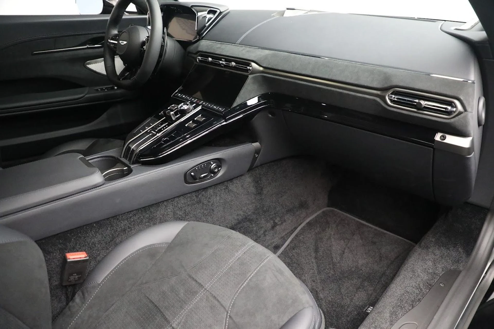 mph020_3516417456_New_2025_Aston_Martin_Vantage_0814607495
