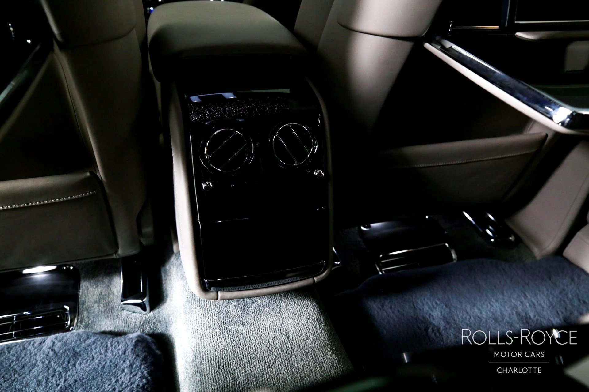 mph020_3535201031_Used_2025_Rolls_Royce_Phantom_1759509500_ab734ec13e