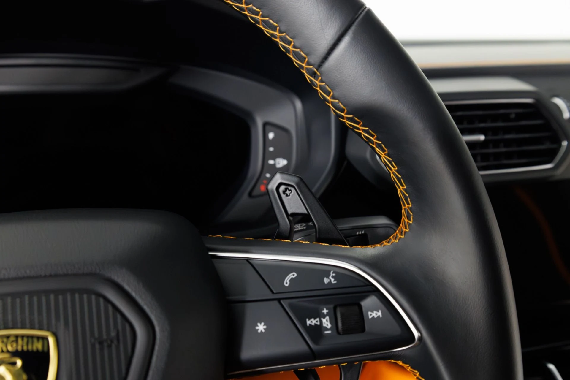 mph020_355225262_Used_2024_Lamborghini_Urus_S_1775674860_942833d6e1