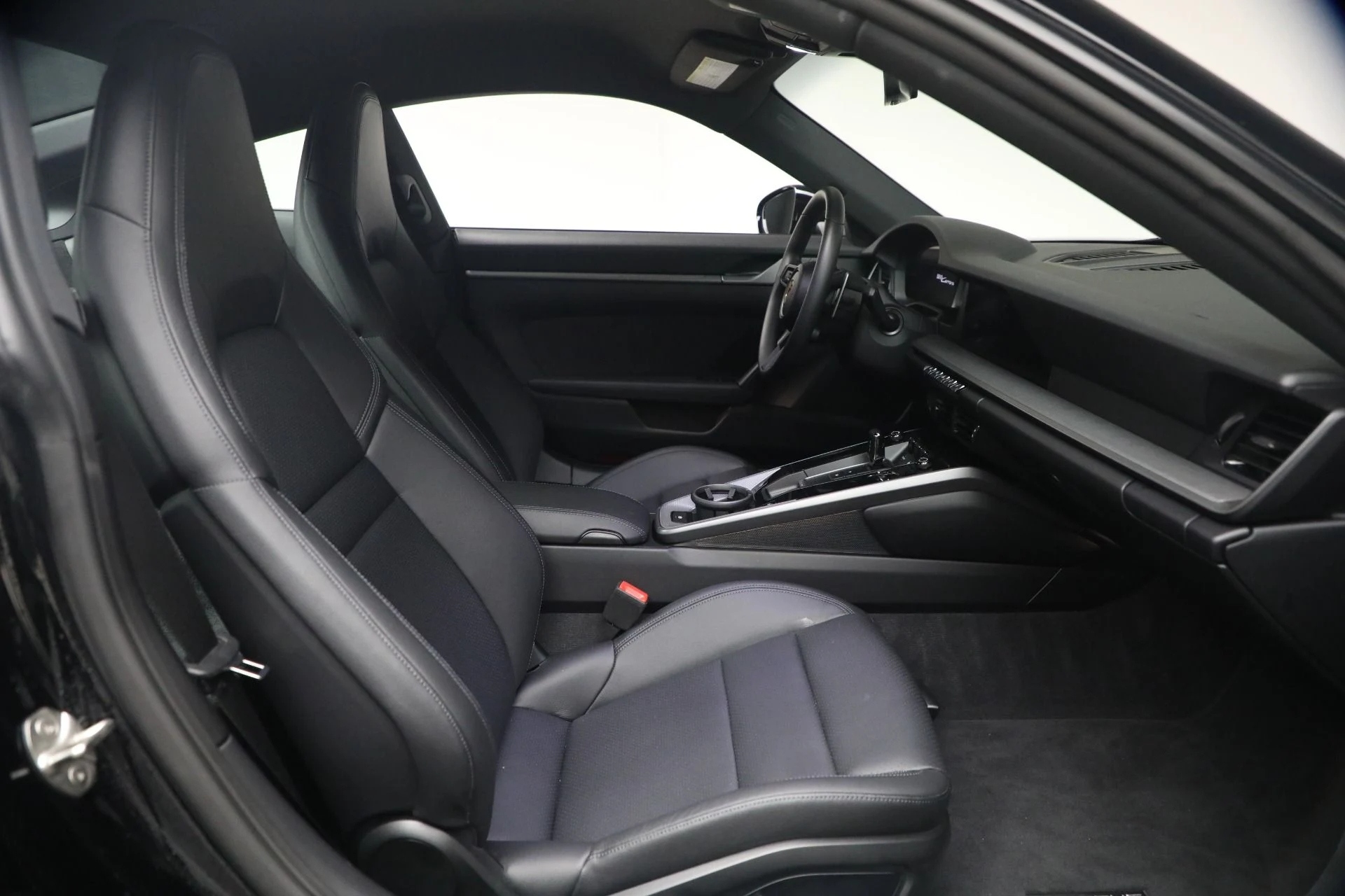 mph020_3554512792_Used_2025_Porsche_911_Carrera_1776712574_cdbca27127