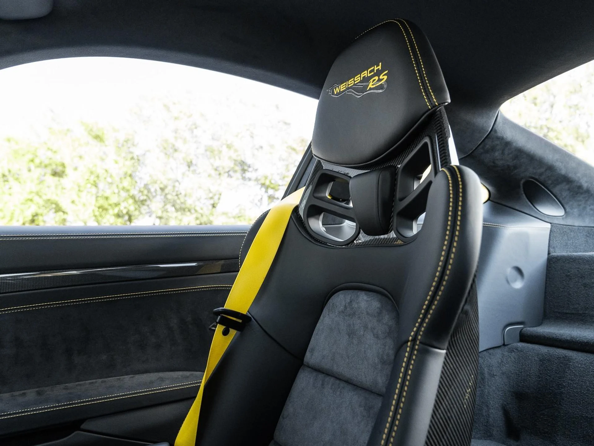 mph020_3556333534_Used_2018_Porsche_911_GT_2_RS_1763589948_8a0058f0c3