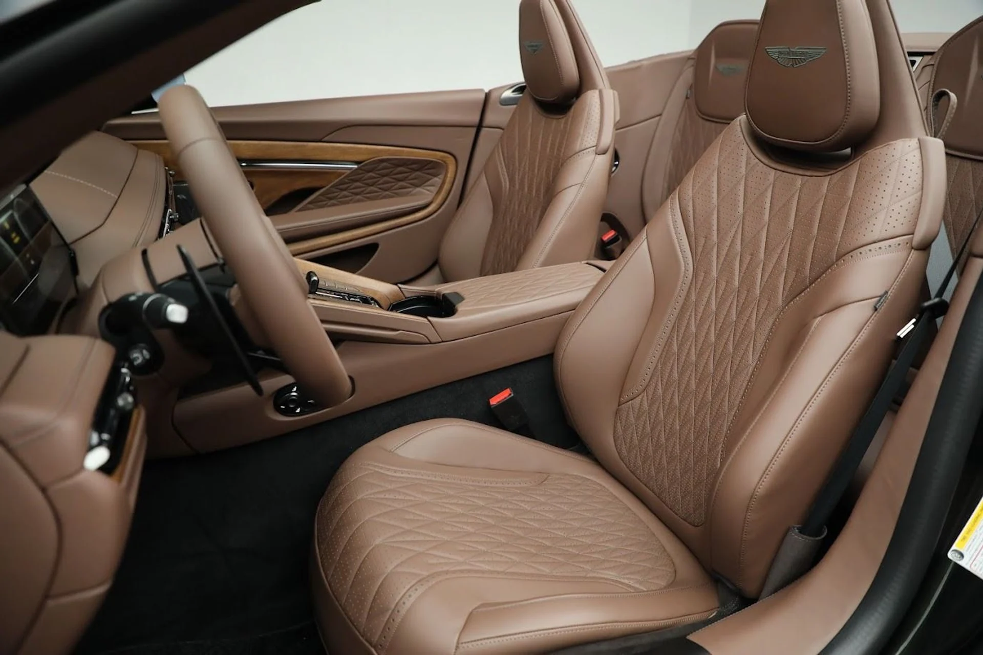 mph020_3594110718_Used_2024_Aston_Martin_DB_12_Volante_56a3768283