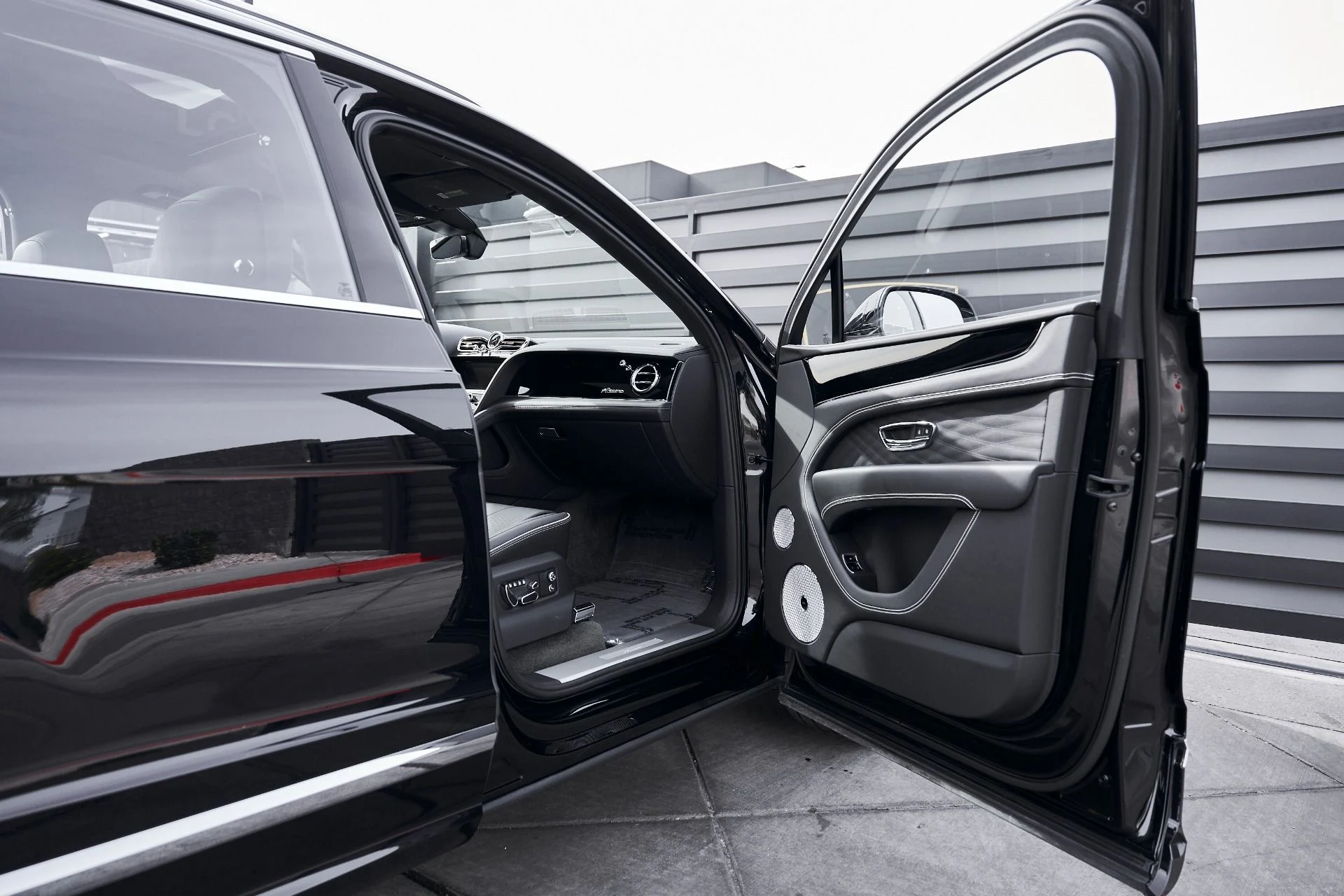mph020_3612909601_Used_2023_Bentley_Bentayga_EWB_Azure_1769048614_c26bf15210