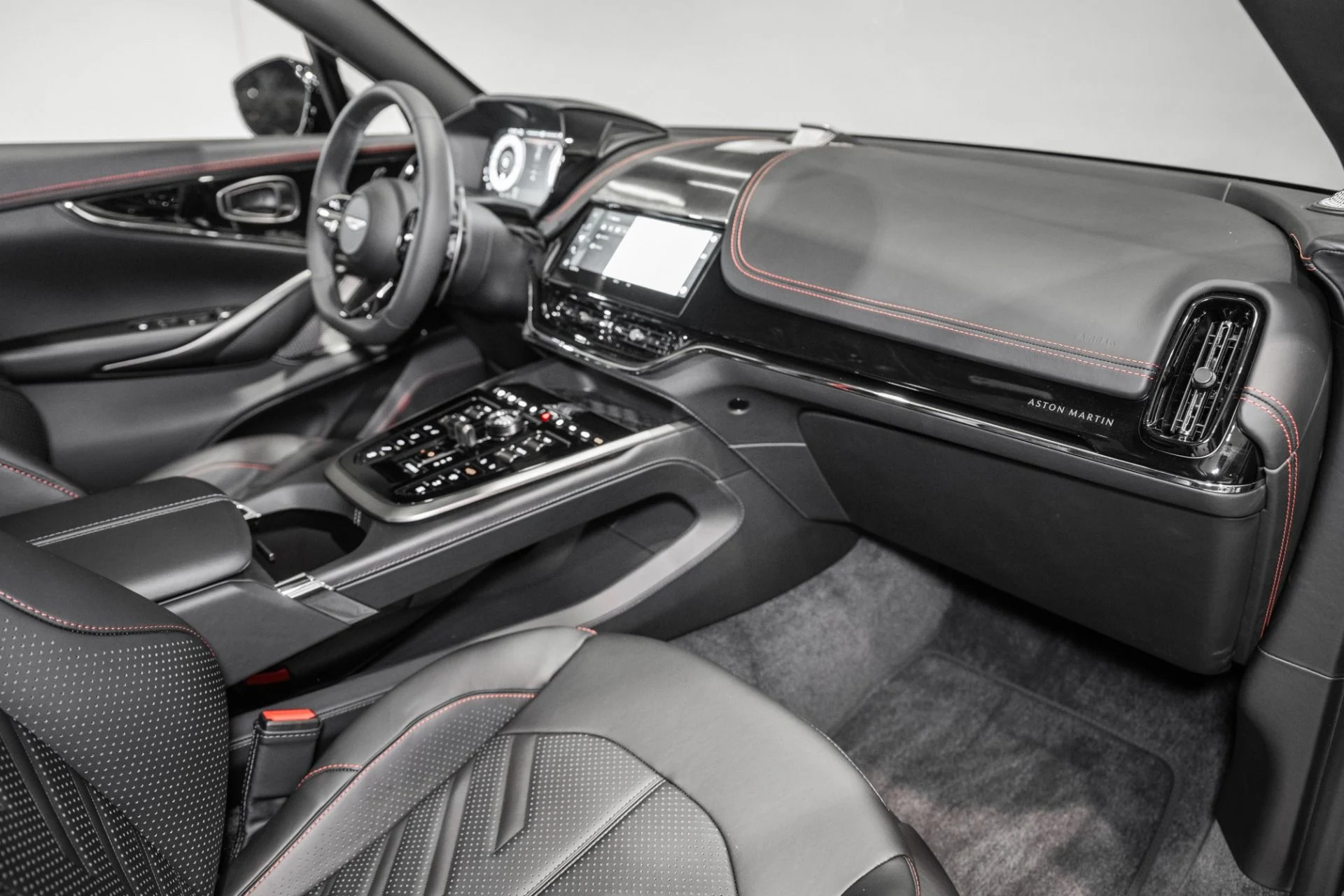 mph020_3614339121_New_2026_Aston_Martin_DBX_S_1765985660_0a146411df