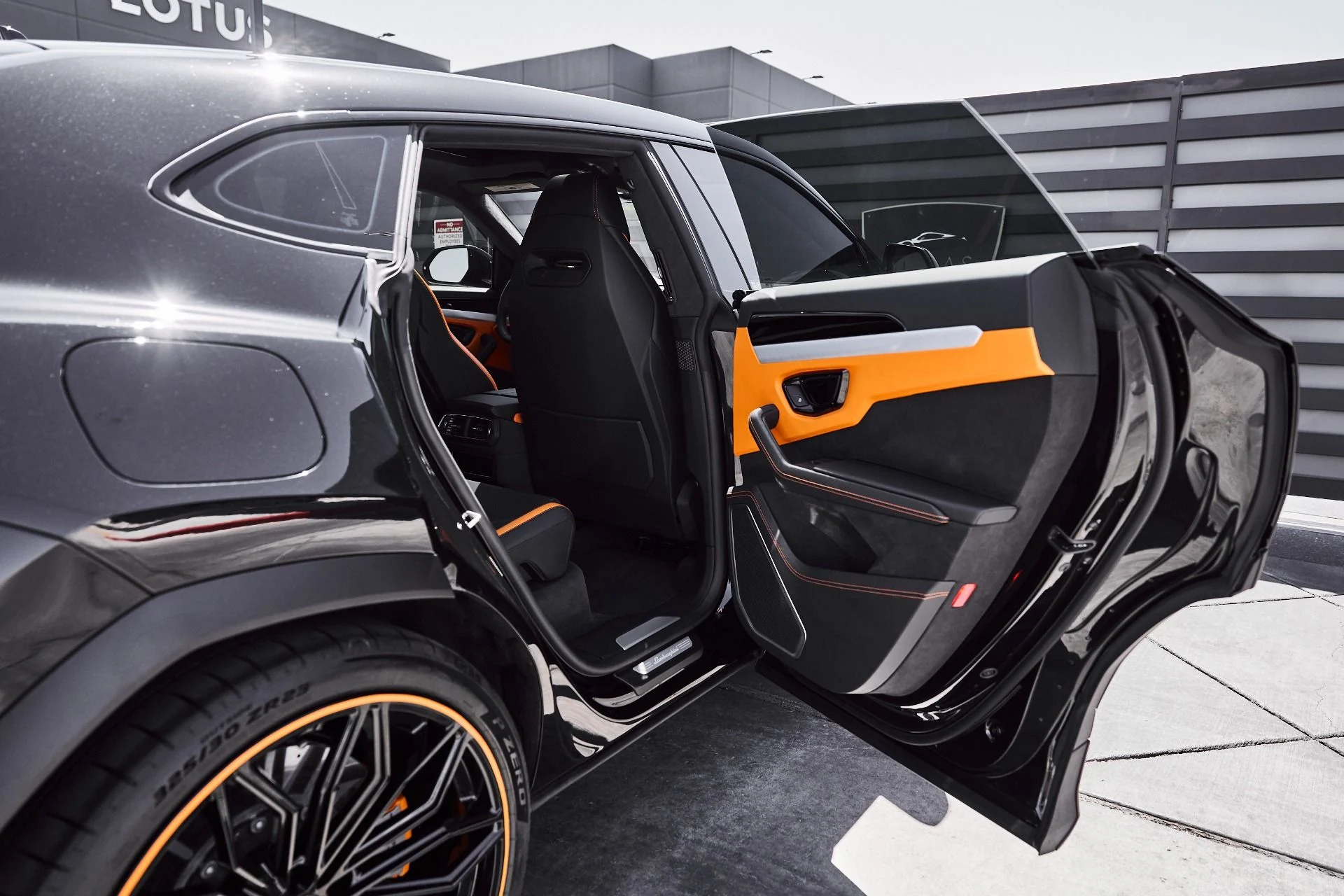 mph020_3620975379_Used_2025_Lamborghini_Urus_SE_1779991990_0b98826c19