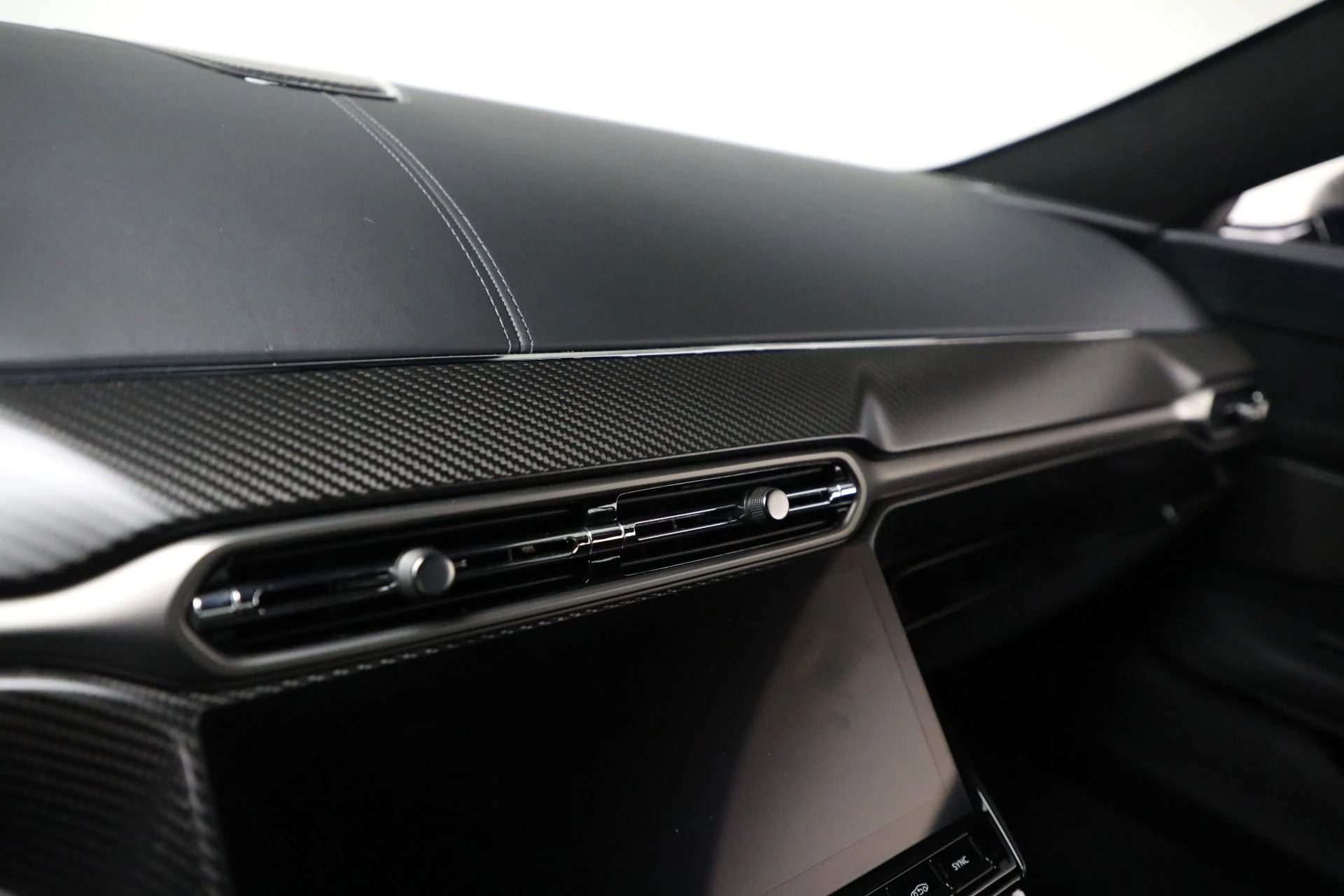 mph020_3624555681_Used_2025_Aston_Martin_Vantage_1763143757_9c139a41e5