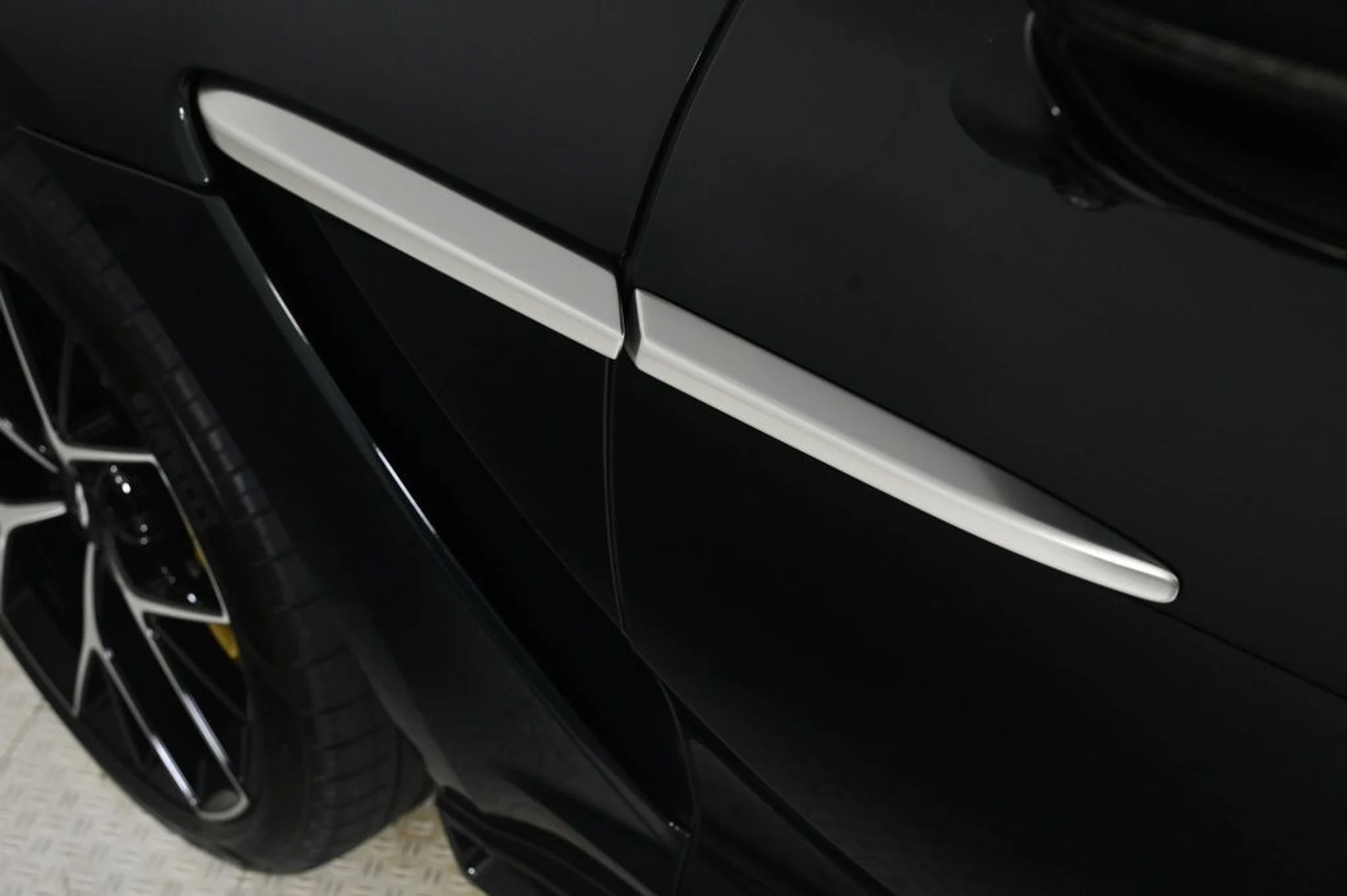 mph020_3636056093_new_2026_aston_martin_dbx_707awd_11350_22961109_20_1024_39c00a3ddc