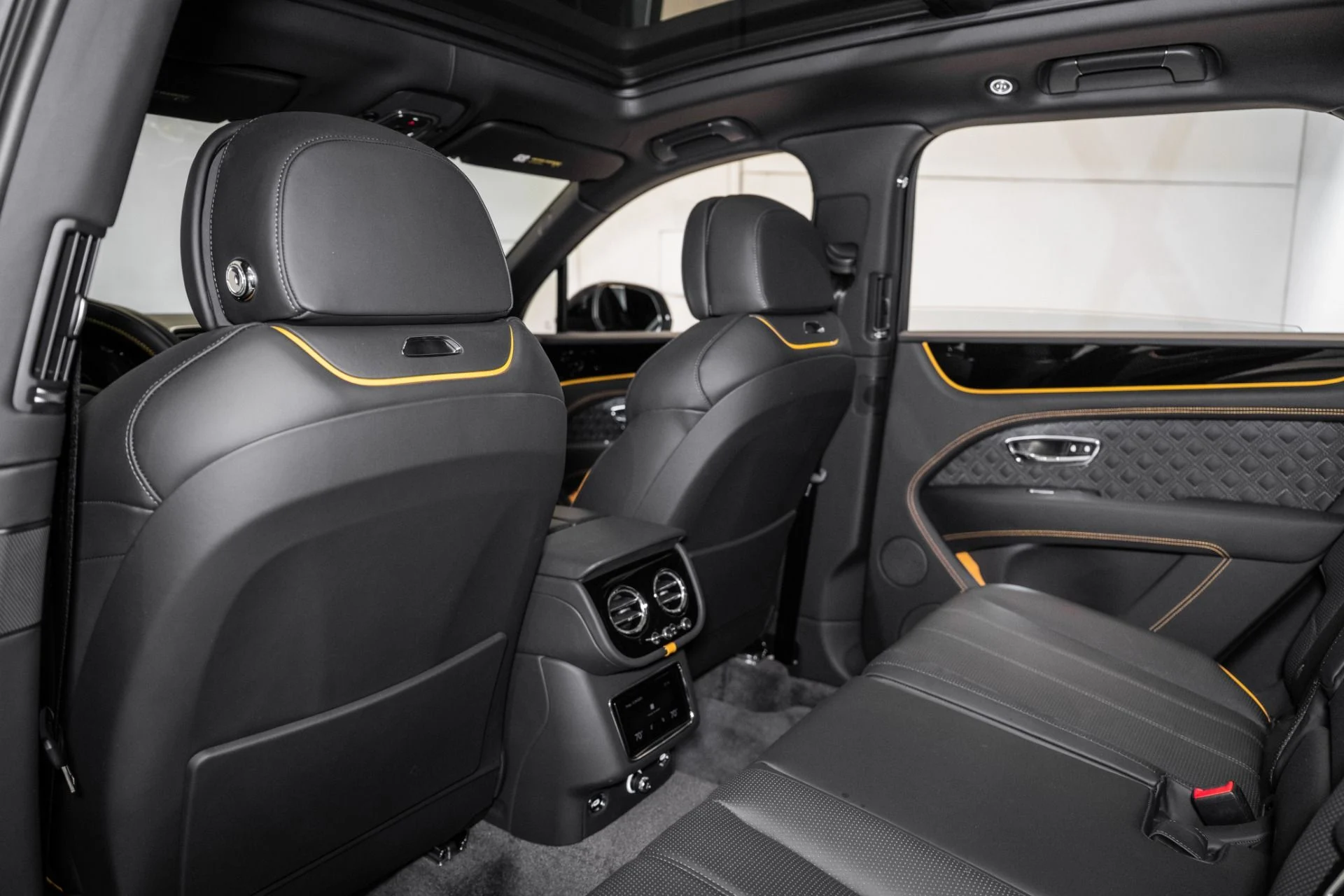 mph020_3681382425_Used_2024_Bentley_Bentayga_Azure_V8_1758720540_2c262a1505