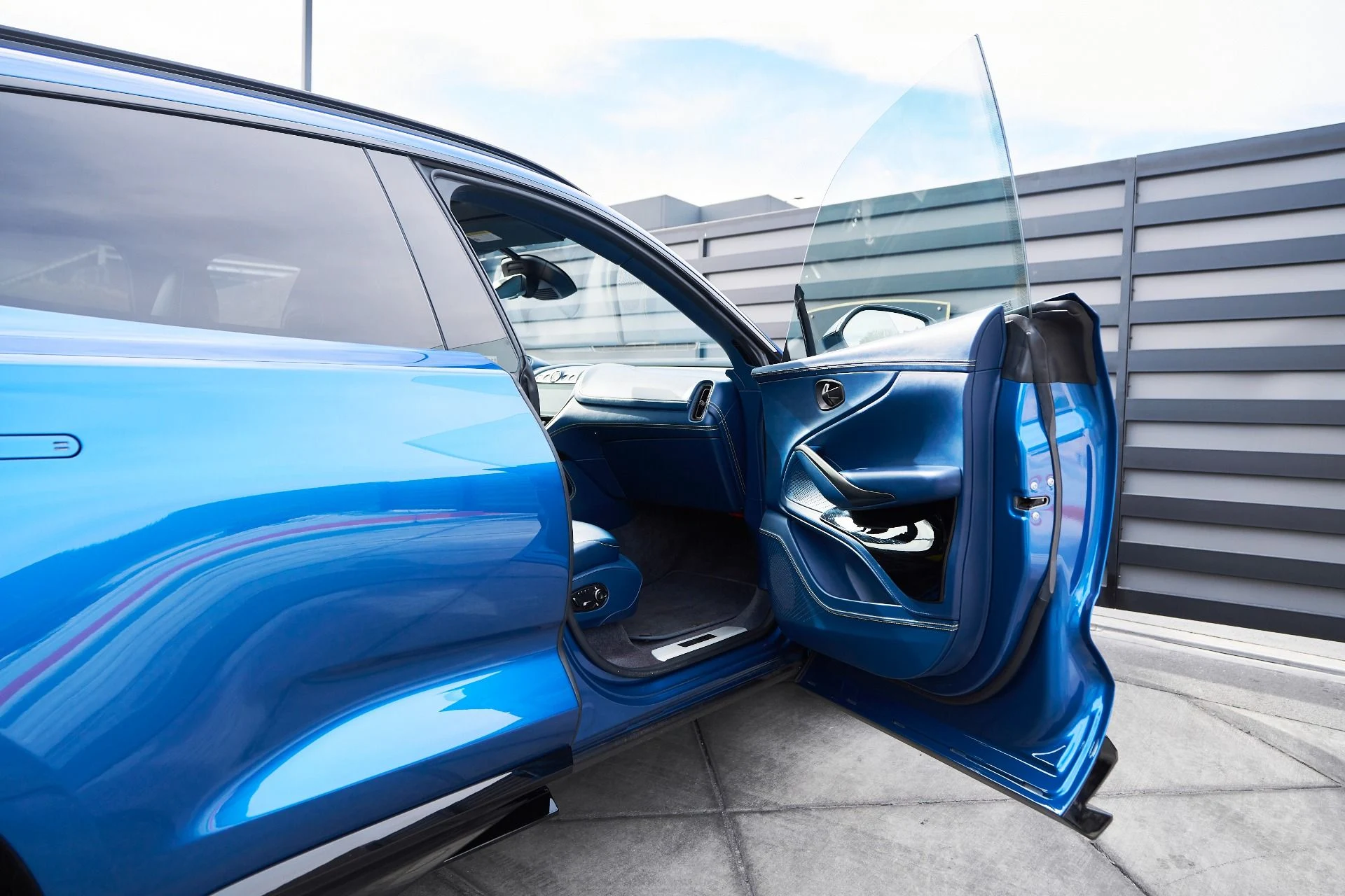 mph020_3712698737_Used_2023_Aston_Martin_DBX_707_1762900326_6d4a91ed1d