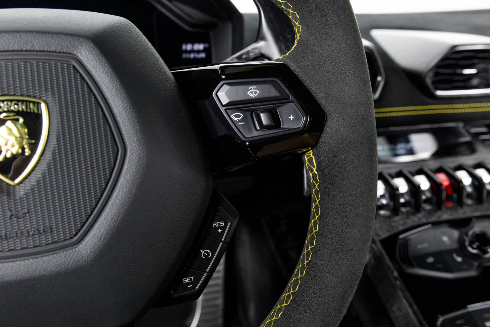 mph020_3714682691_Used_2018_Lamborghini_Huracan_Performante_1762565901_6dab5fc729