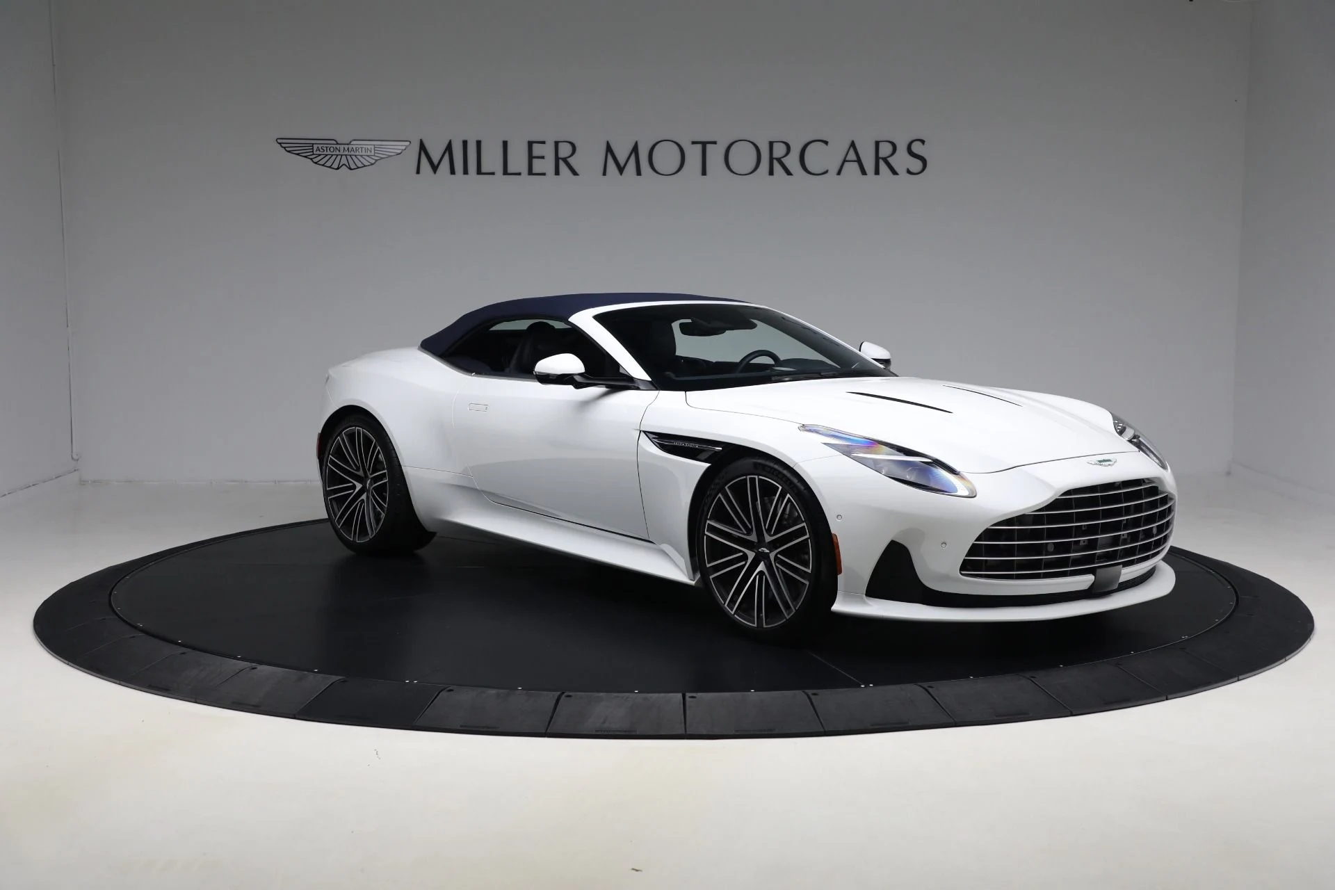 mph020_3731351701_Used_2024_Aston_Martin_DB_12_Volante_d613f905c8