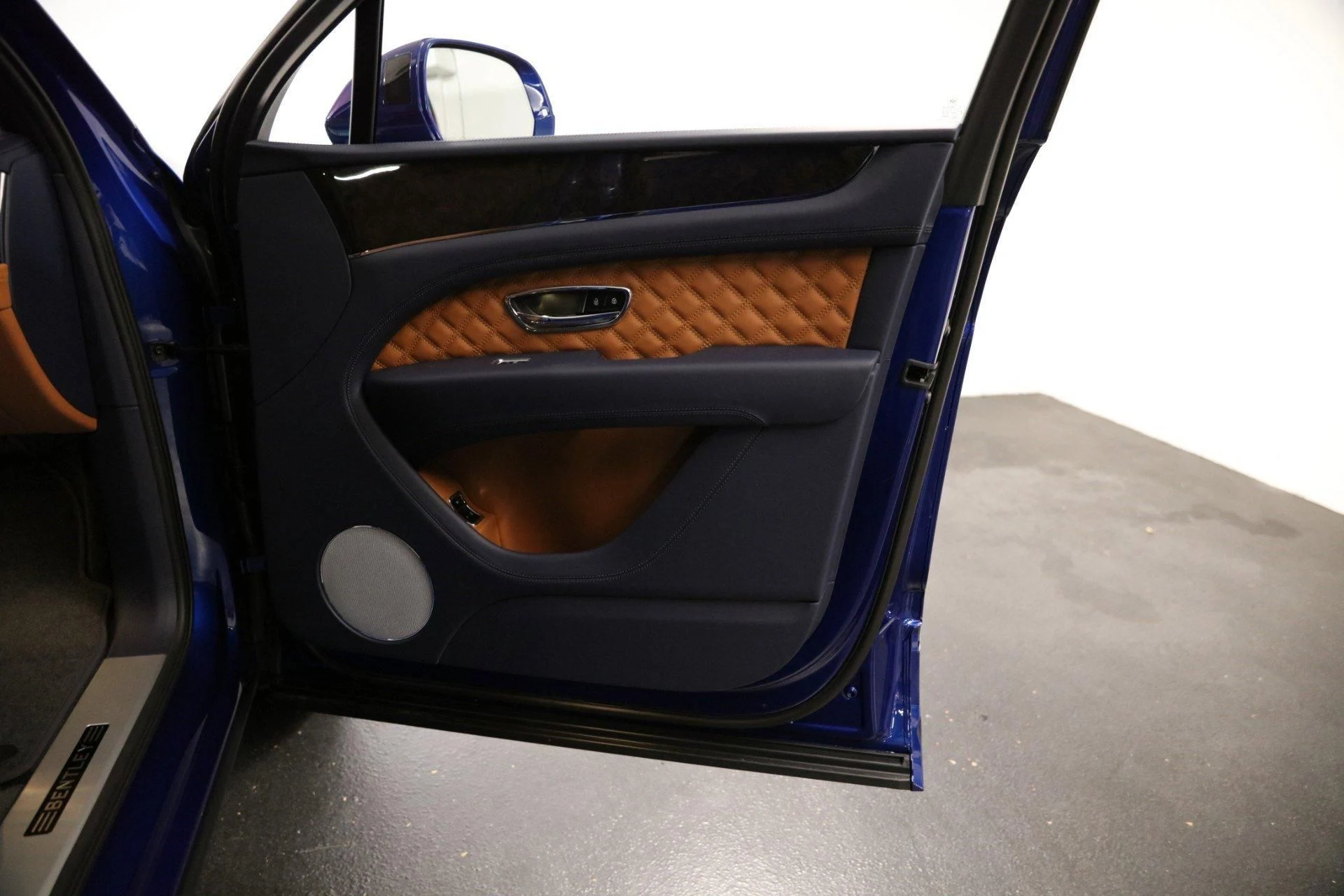 mph020_373449889_Used_2022_Bentley_Bentayga_V8_1678278181_feaeb9e77f