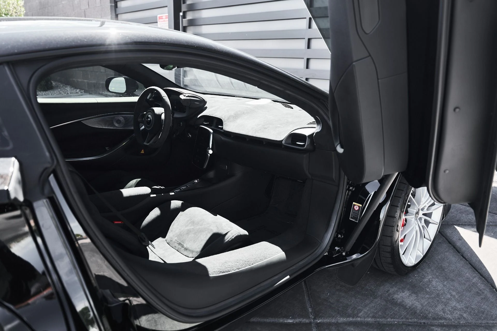 mph020_3738451954_Used_2024_Mc_Laren_Artura_1774742196_f7fae59a51