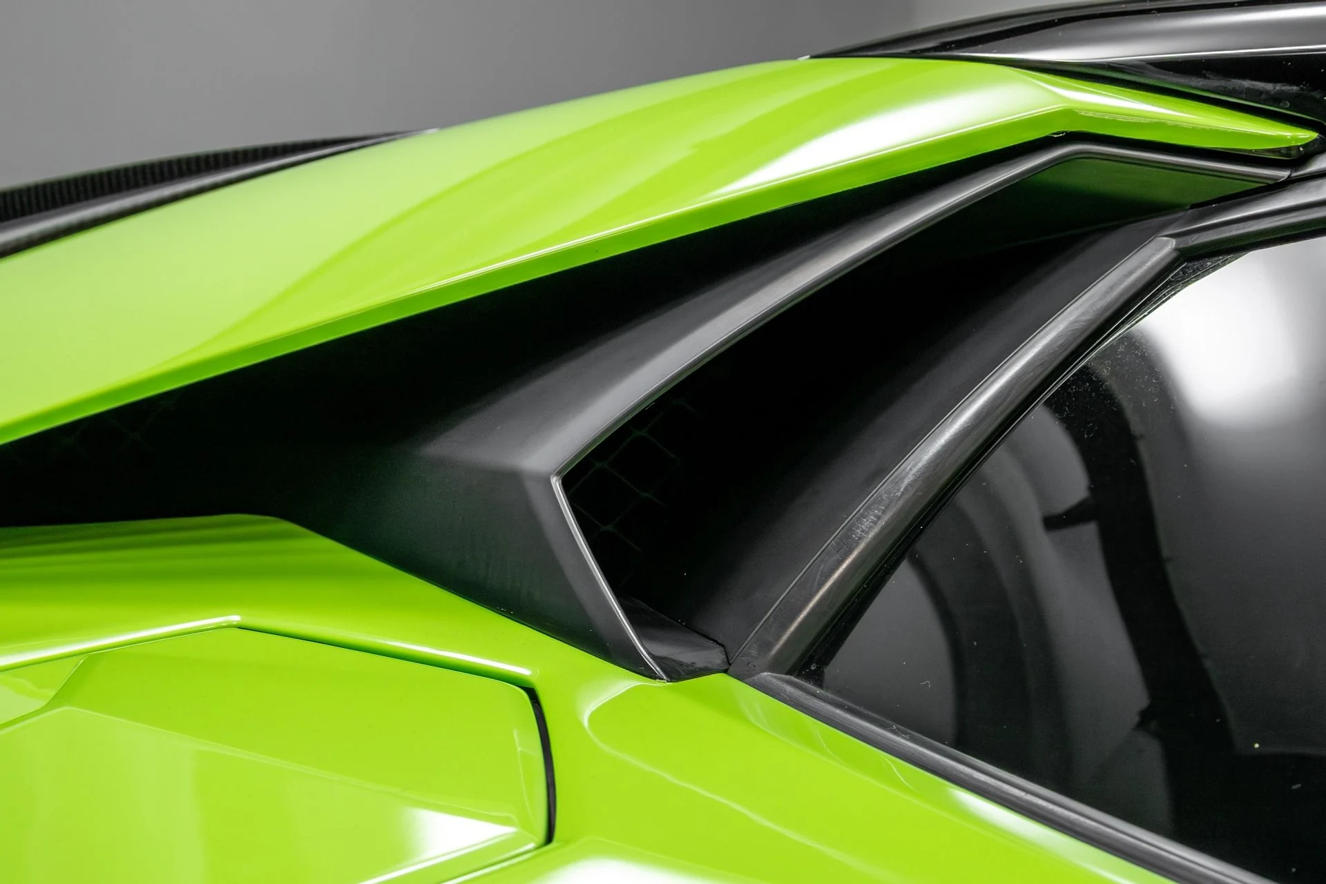 mph020_3757378590_Used_2015_Lamborghini_Aventador_1764723845_2253b876c9