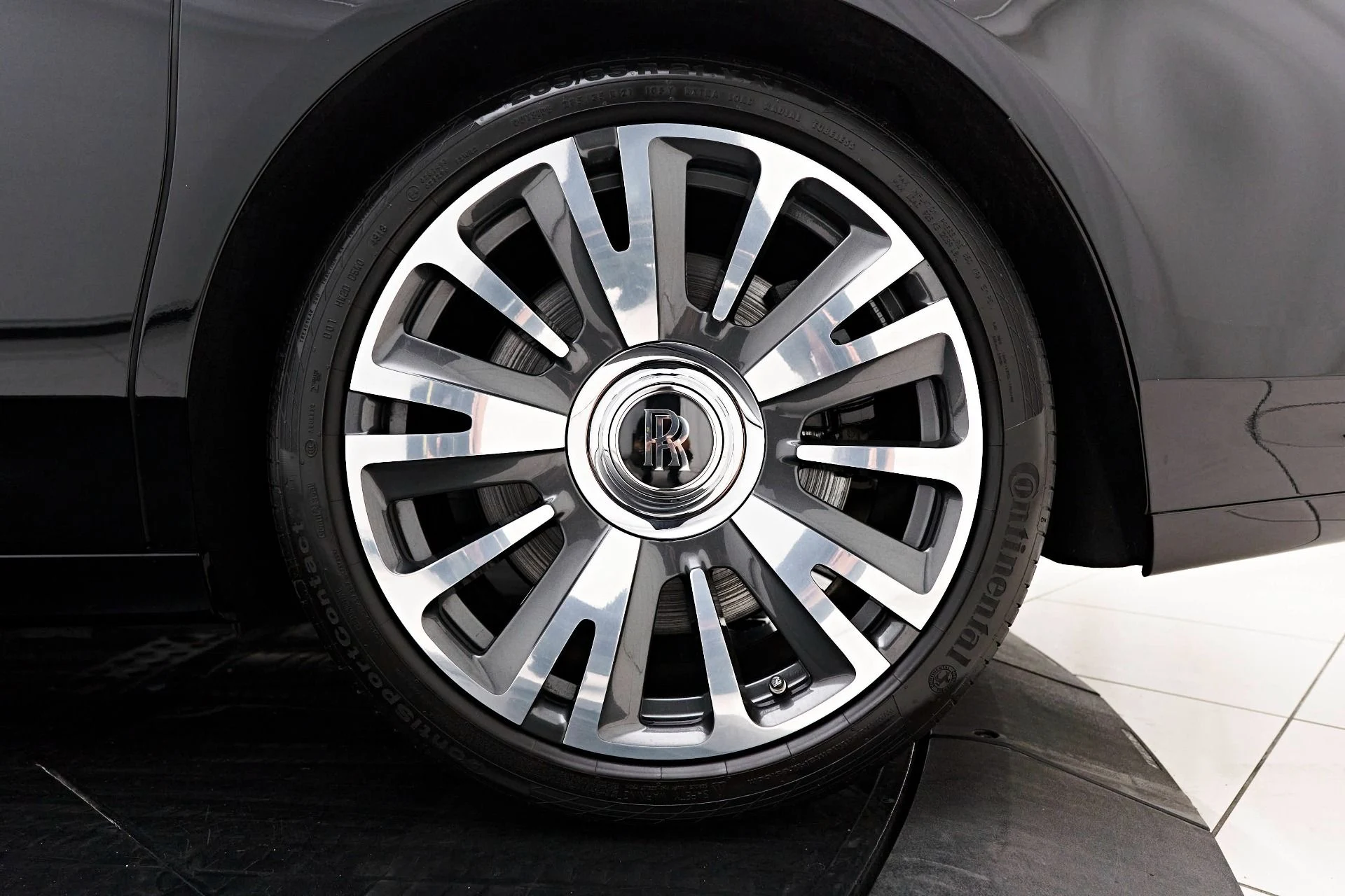 mph020_3759068225_Used_2019_Rolls_Royce_Ghost_Base_1713298107_b285e54c05