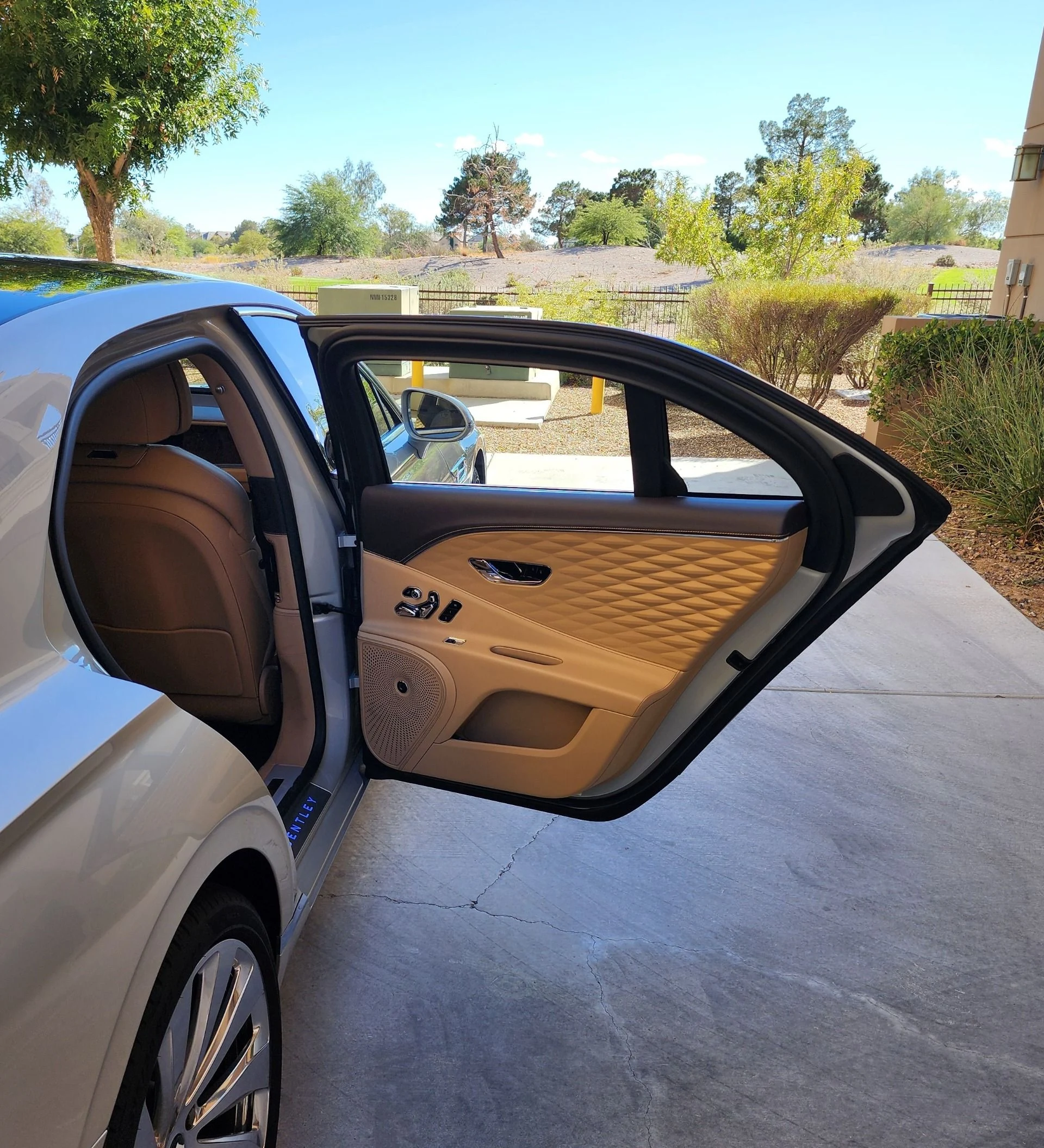 mph020_3764758709_Used_2022_Bentley_Flying_Spur_V8_1761690303_28e78b3cd9