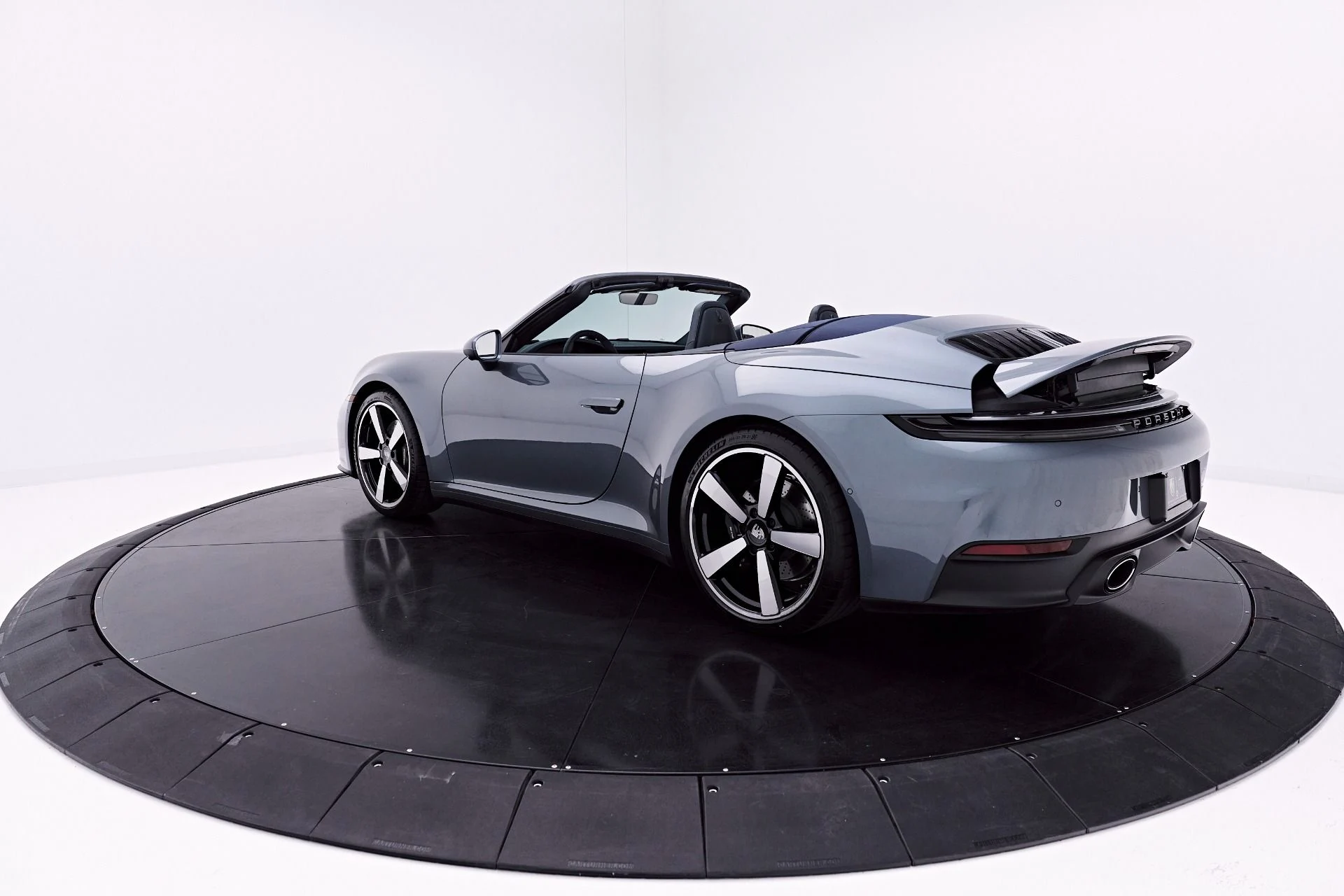 mph020_379630448_Used_2025_Porsche_911_Carrera_1777504762_cd4d3576ef