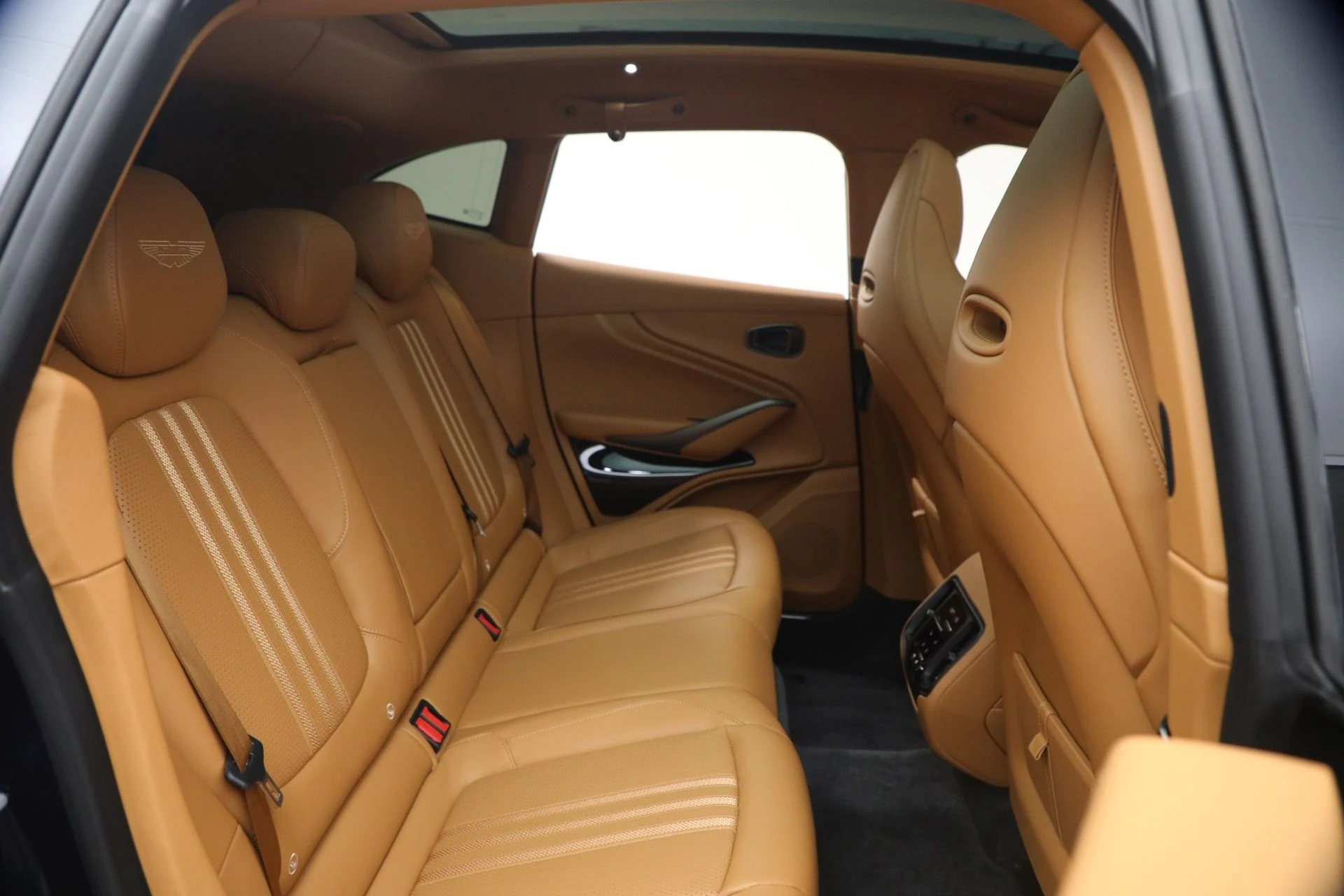 mph020_3802567976_Used_2026_Aston_Martin_DBX_707_1780937341_30d48116fc