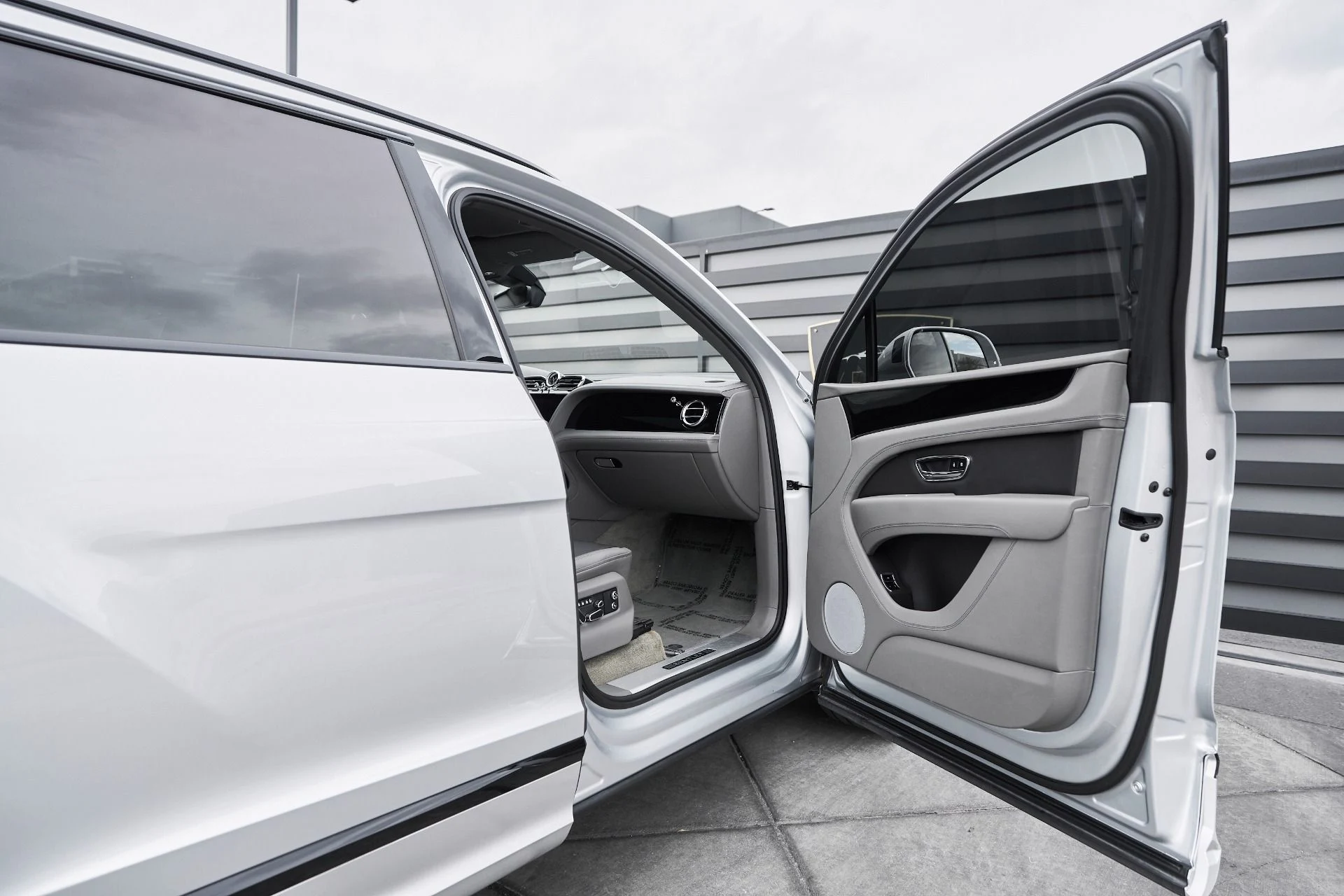 mph020_3803432844_Used_2023_Bentley_Bentayga_EWB_Azure_1763502493_e9bec447ee