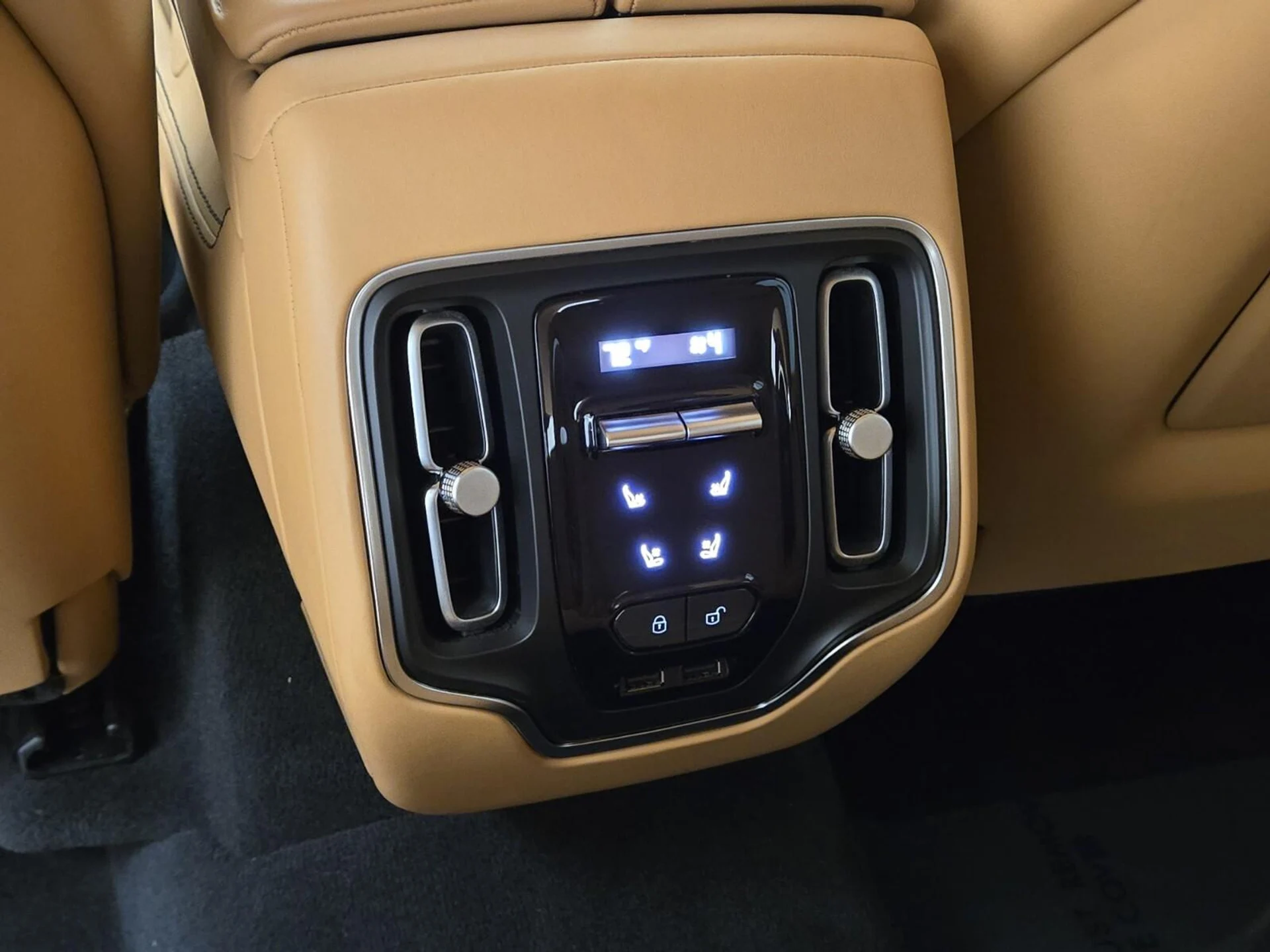 mph020_3810605372_Used_2021_Aston_Martin_DBX_1753164226_2bbd15d5f7
