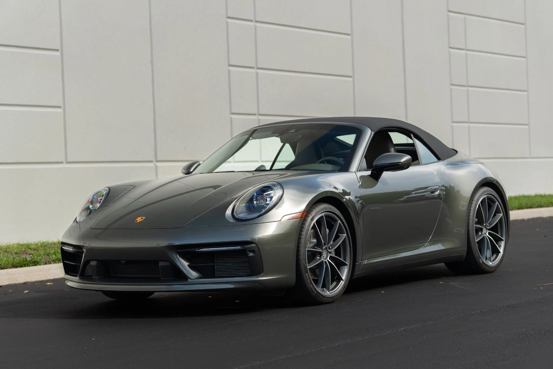 mph020_3840694818_Used_2023_Porsche_911_Carrera_1756439636_ed27f27032