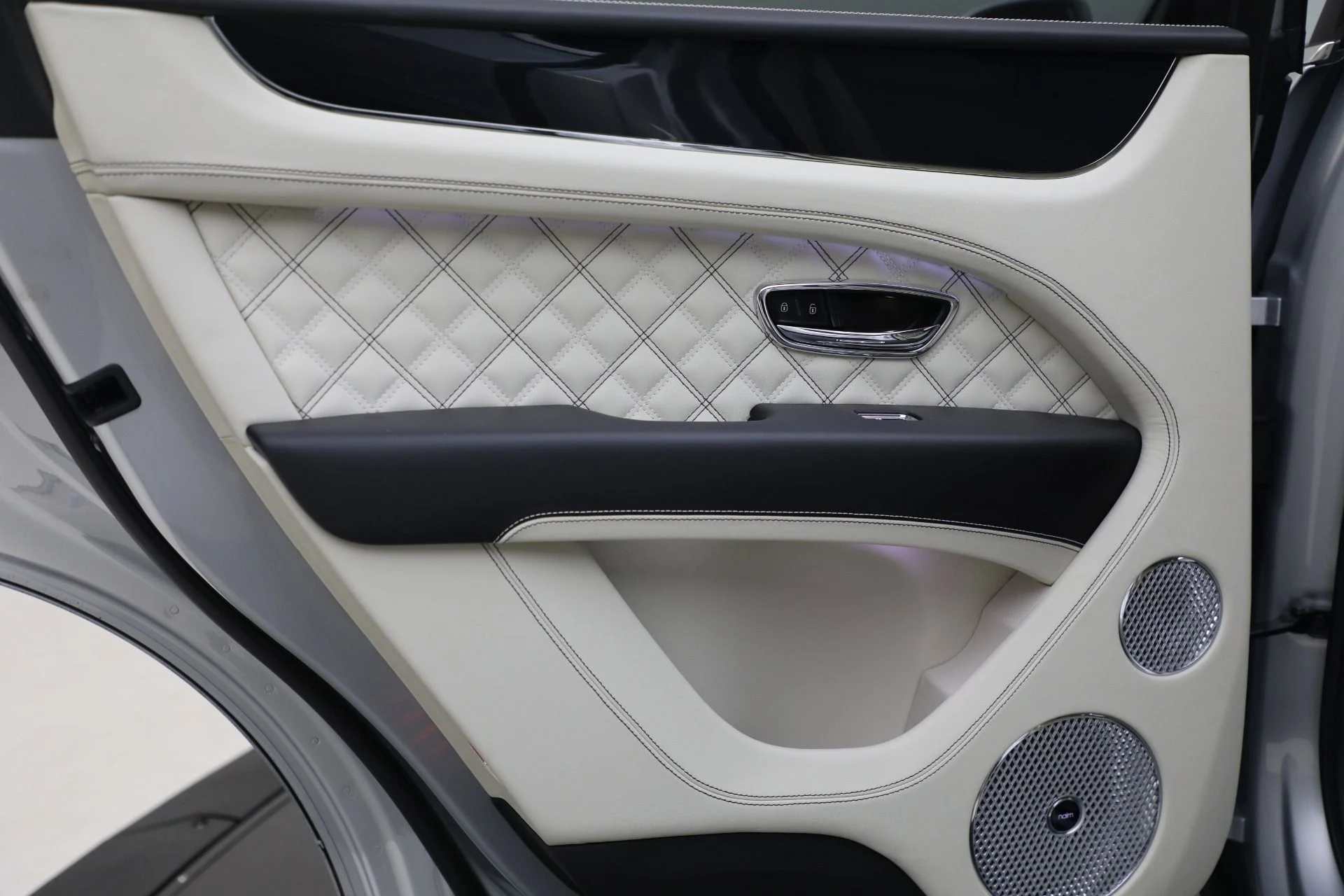 mph020_3867649595_Used_2021_Bentley_Bentayga_V8_13e47208e3