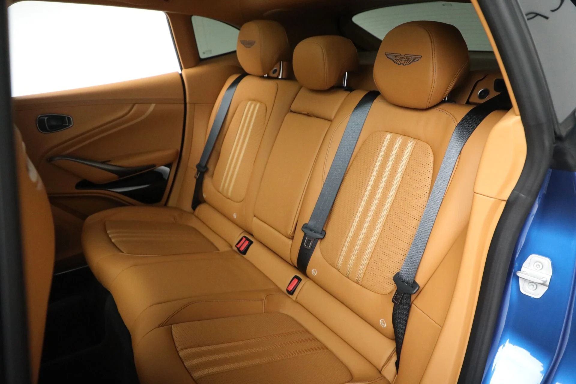 mph020_3878560110_New_2025_Aston_Martin_DBX_707_3da1b33633