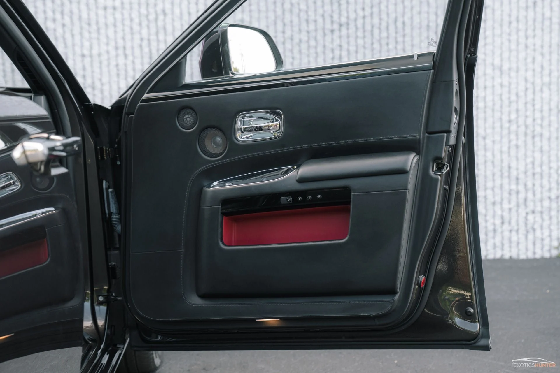 mph020_3913084656_Used_2015_Rolls_Royce_Ghost_w_Rear_Theatre_Picnic_Tables_1754343569_e86cac2602