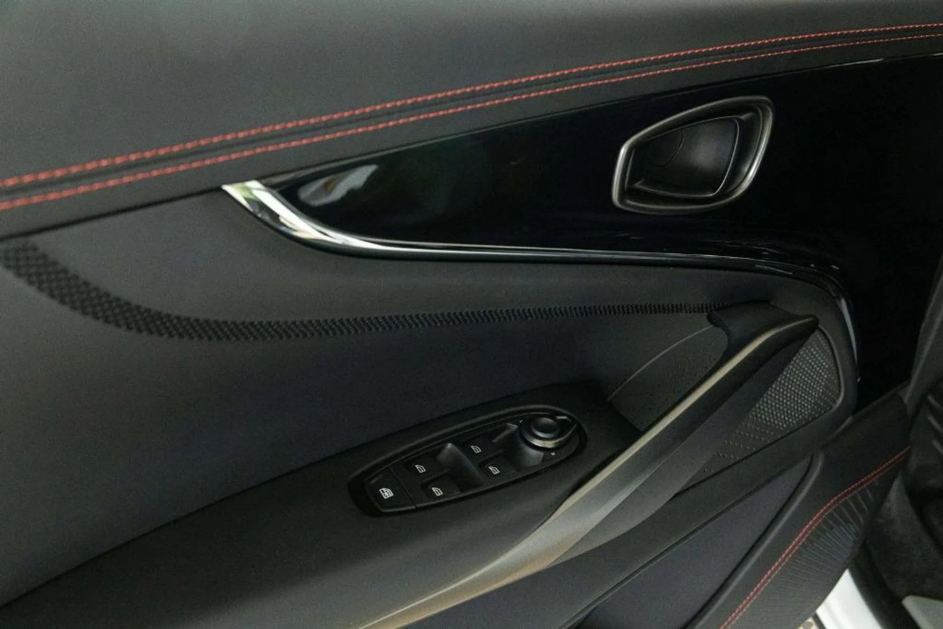 mph020_3918441067_on_Kt87_A2i_LHR_4_S18_Ayq2pz_CM_Vas_83909b916a