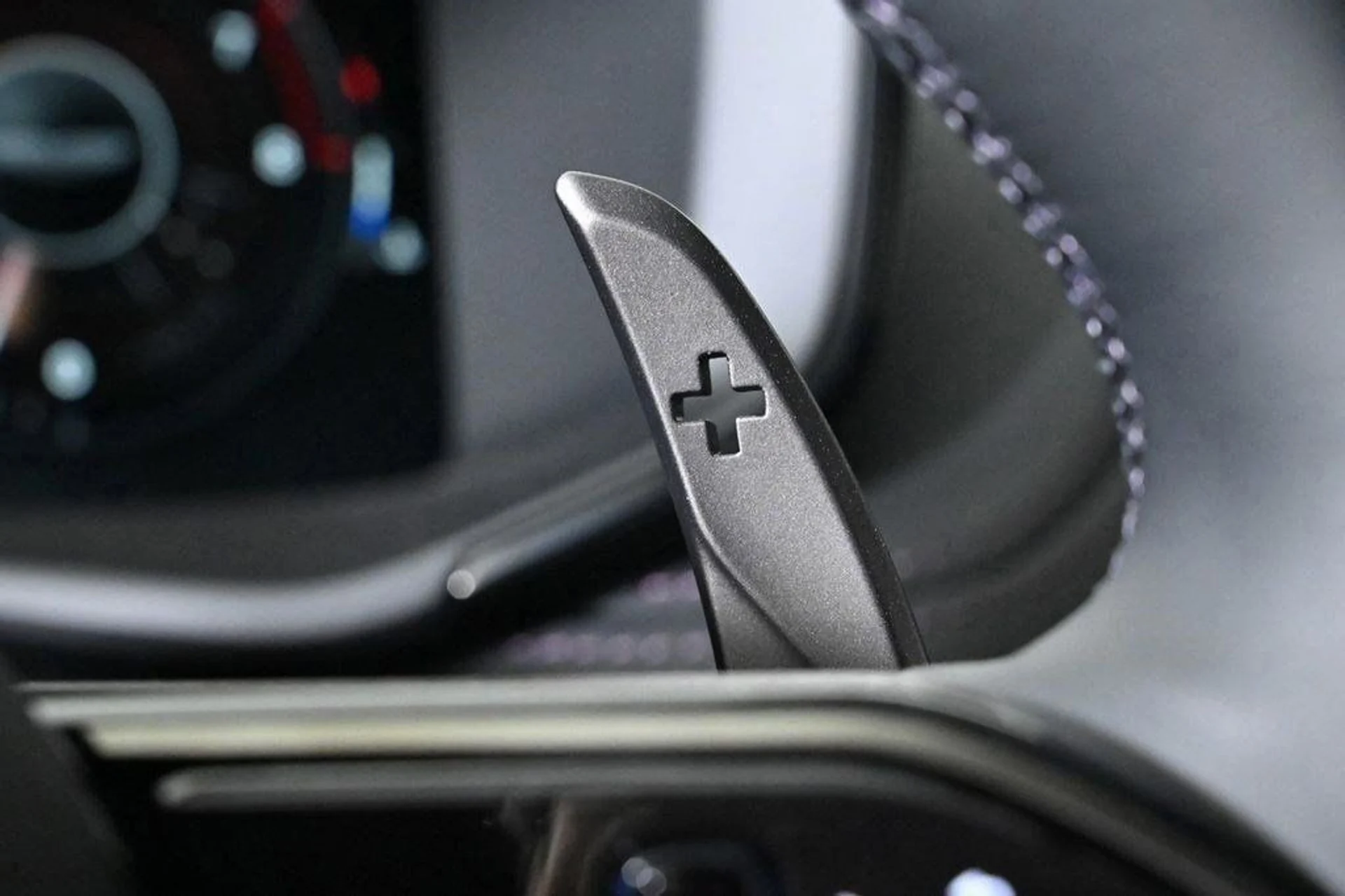 mph020_3939270226_new_2025_aston_martin_dbx_707awd_11350_22854661_20_1024_e7ec141f53