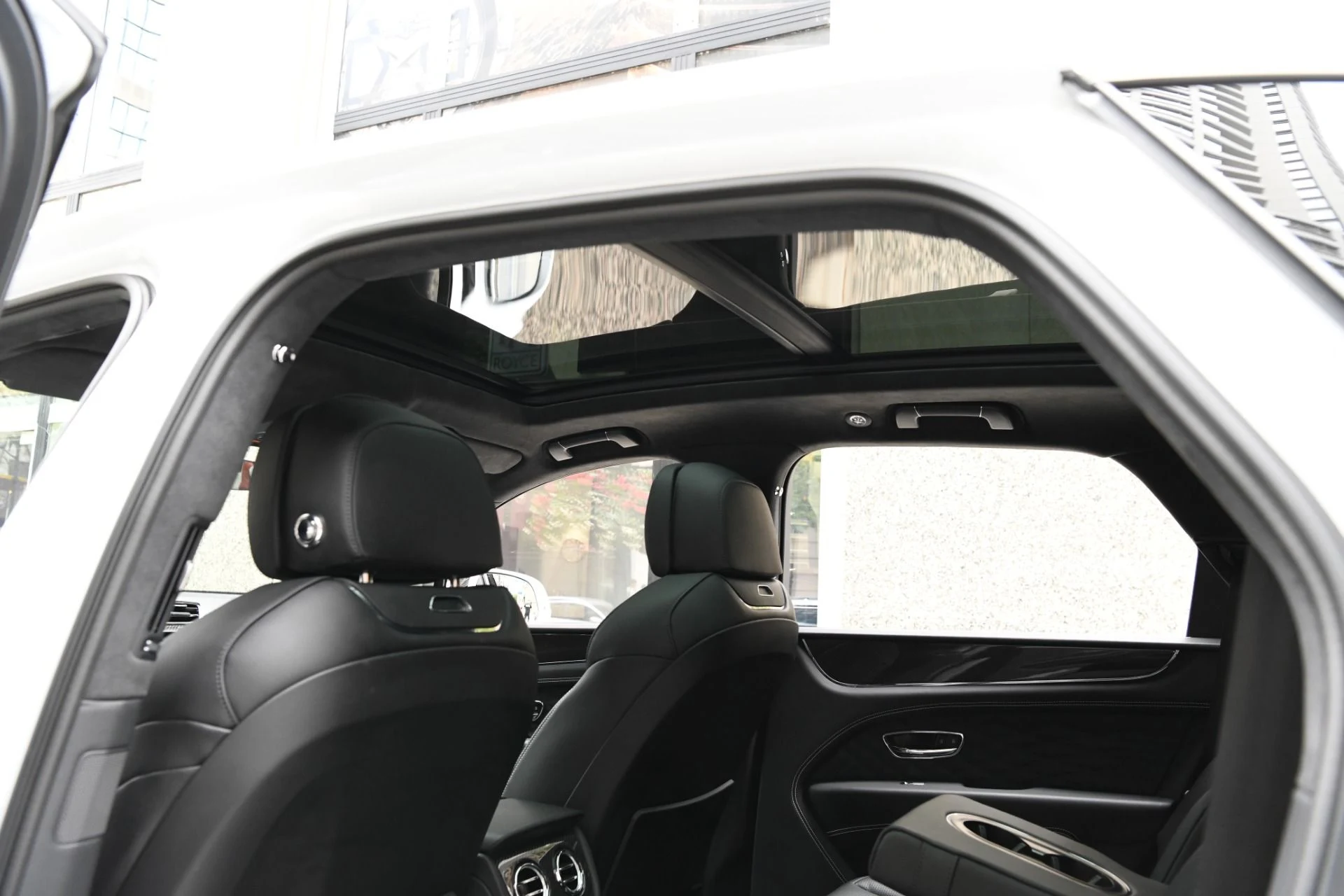 mph020_3955032775_Used_2024_Bentley_Bentayga_Azure_V8_1756931588_3ed126e337