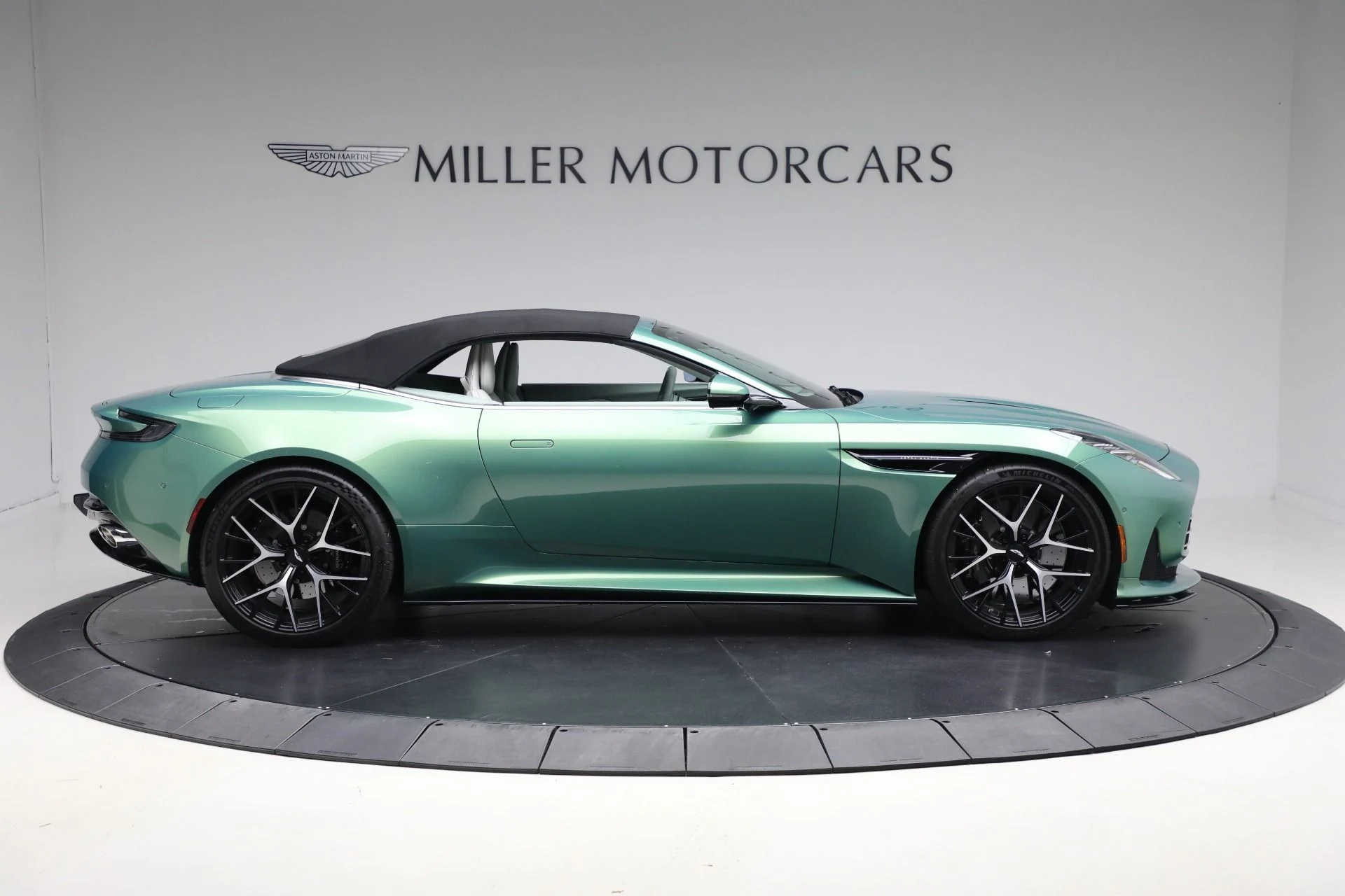mph020_3958950670_New_2025_Aston_Martin_DB_12_Volante_b85ecaecaf