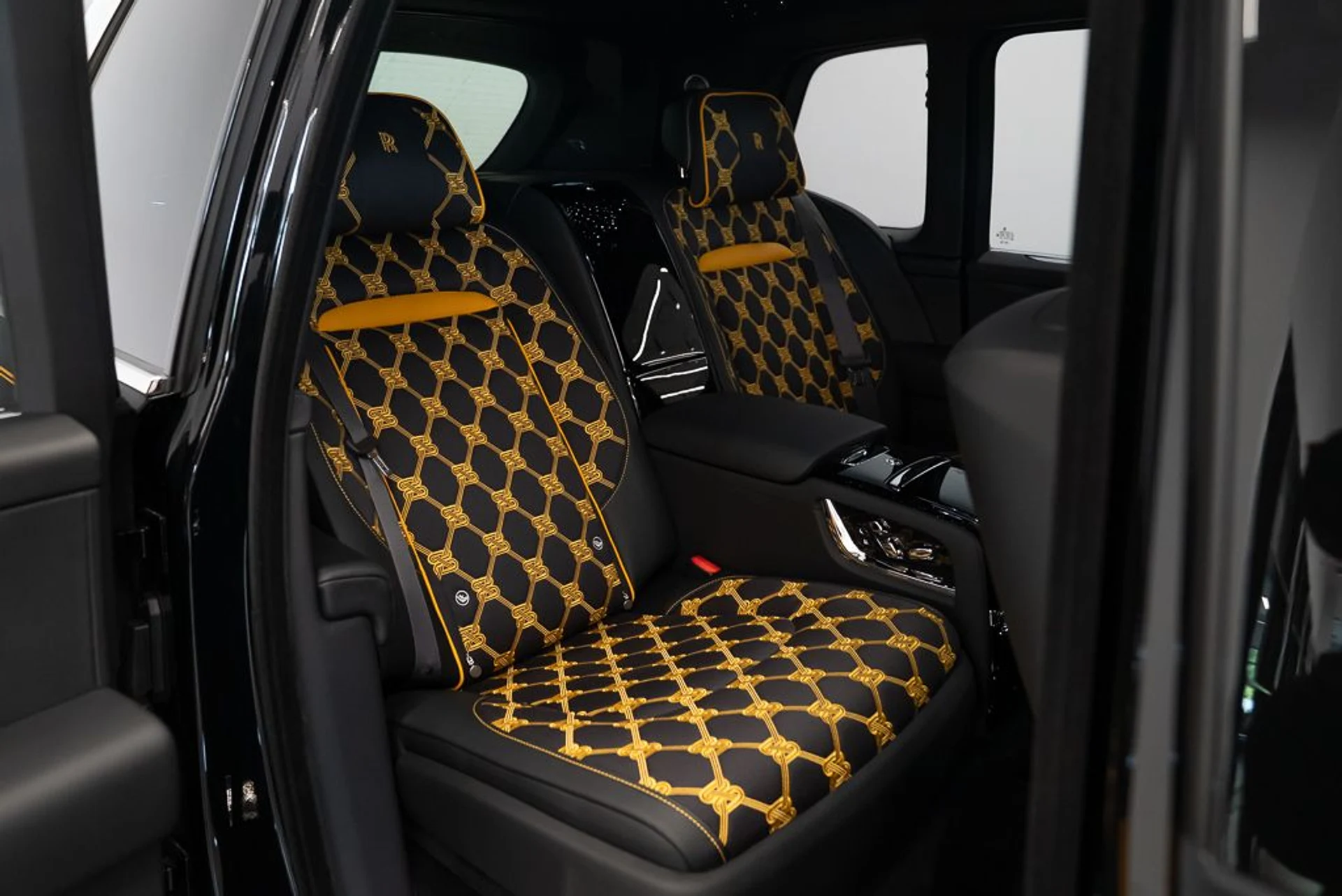 mph020_3997459568_rolls_royce_cullinan_2025_8bd2c2dca5