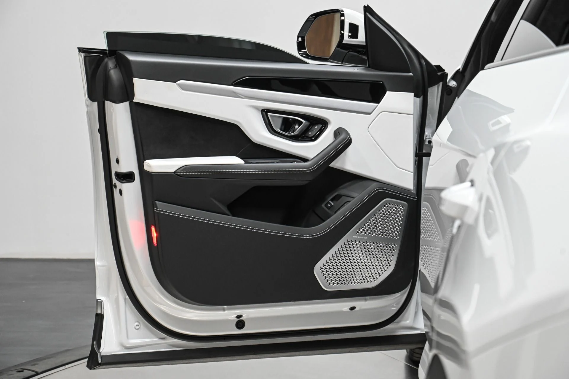 mph020_4009189109_Used_2020_Lamborghini_Urus_1770313419_6c995802de