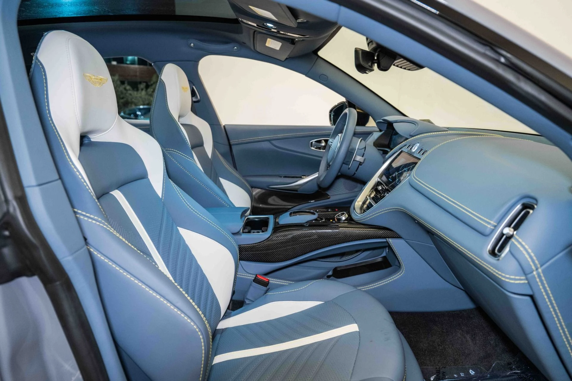 mph020_4016980667_Used_2023_Aston_Martin_DBX_707_1728832242_a170adbe6c