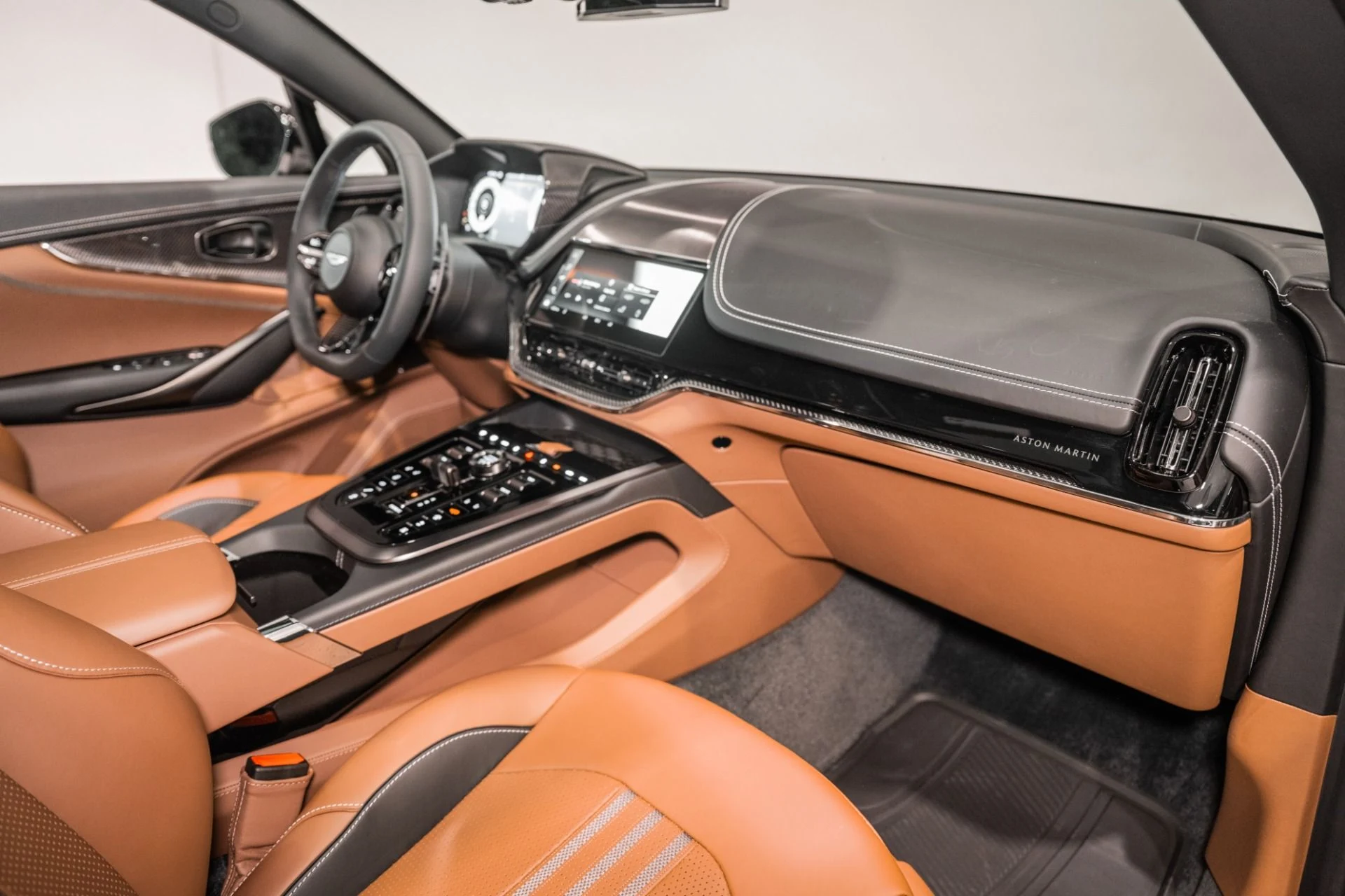 mph020_4021467751_New_2026_Aston_Martin_DBX_707_1780937763_9c8f6f597c